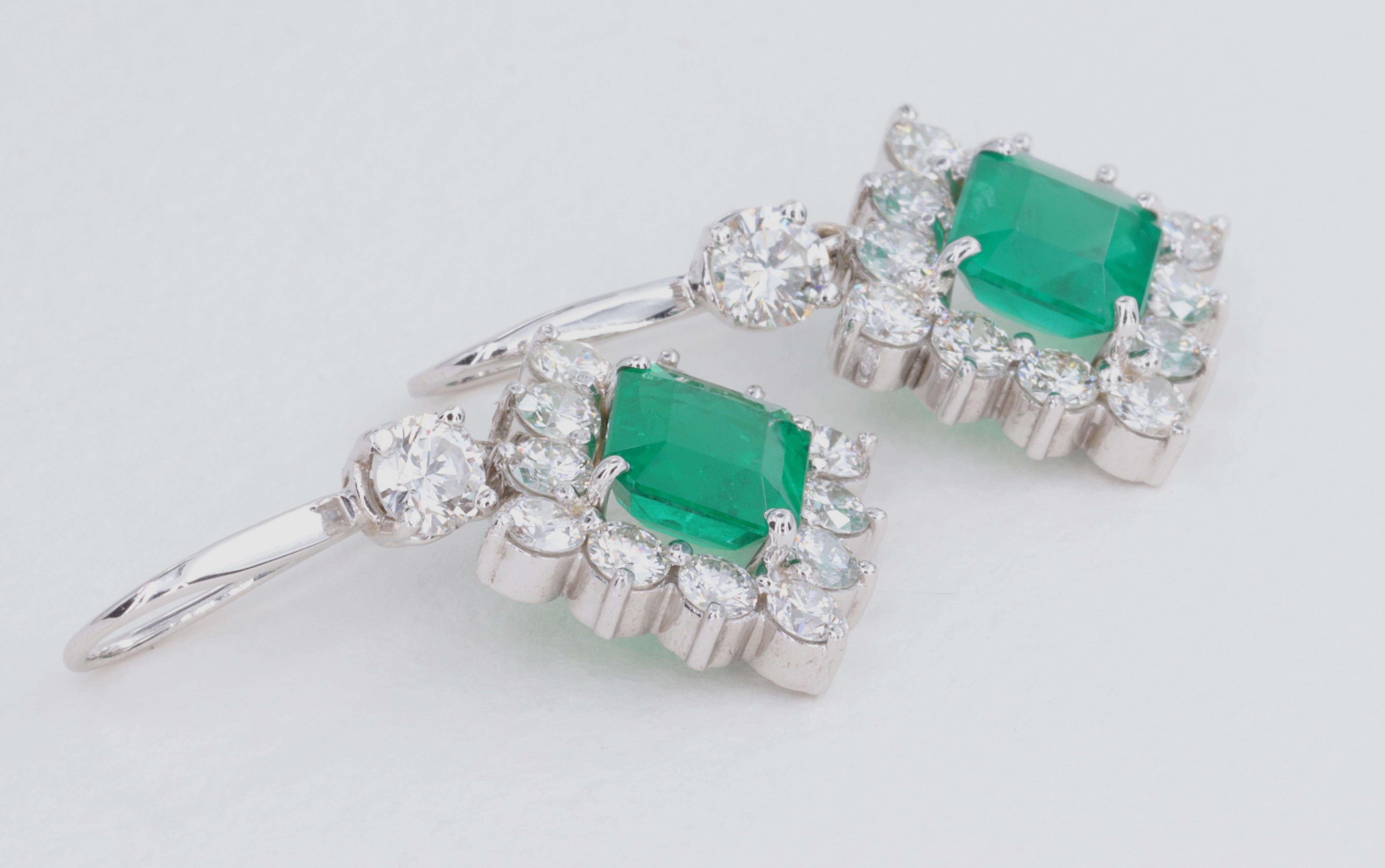 Women's or Men's Exceptional Emerald and Diamond Halo Dangle Earrings Set in 18 Karat White Gold For Sale