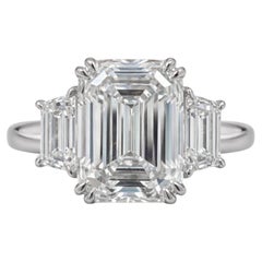 Eccezionale anello a tre pietre con diamante taglio smeraldo - Certificato GIA 4,01 carati