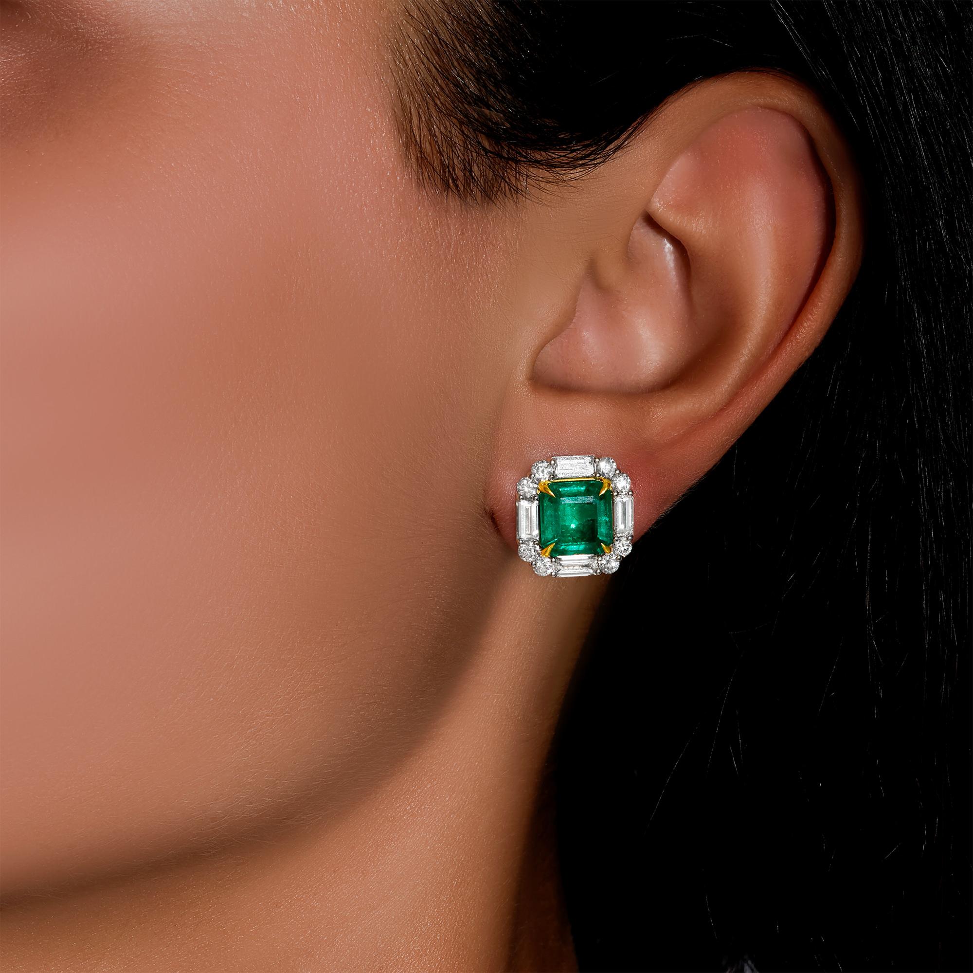 It comes with the Gemological Appraisal by GIA GG/AJP
All Gemstones are Natural
2 Green Emeralds = 5.51 Carats
24 Diamonds = 2.43 Carats
Cut: Baguette , Round
Metal: 18K Yellow and White Gold