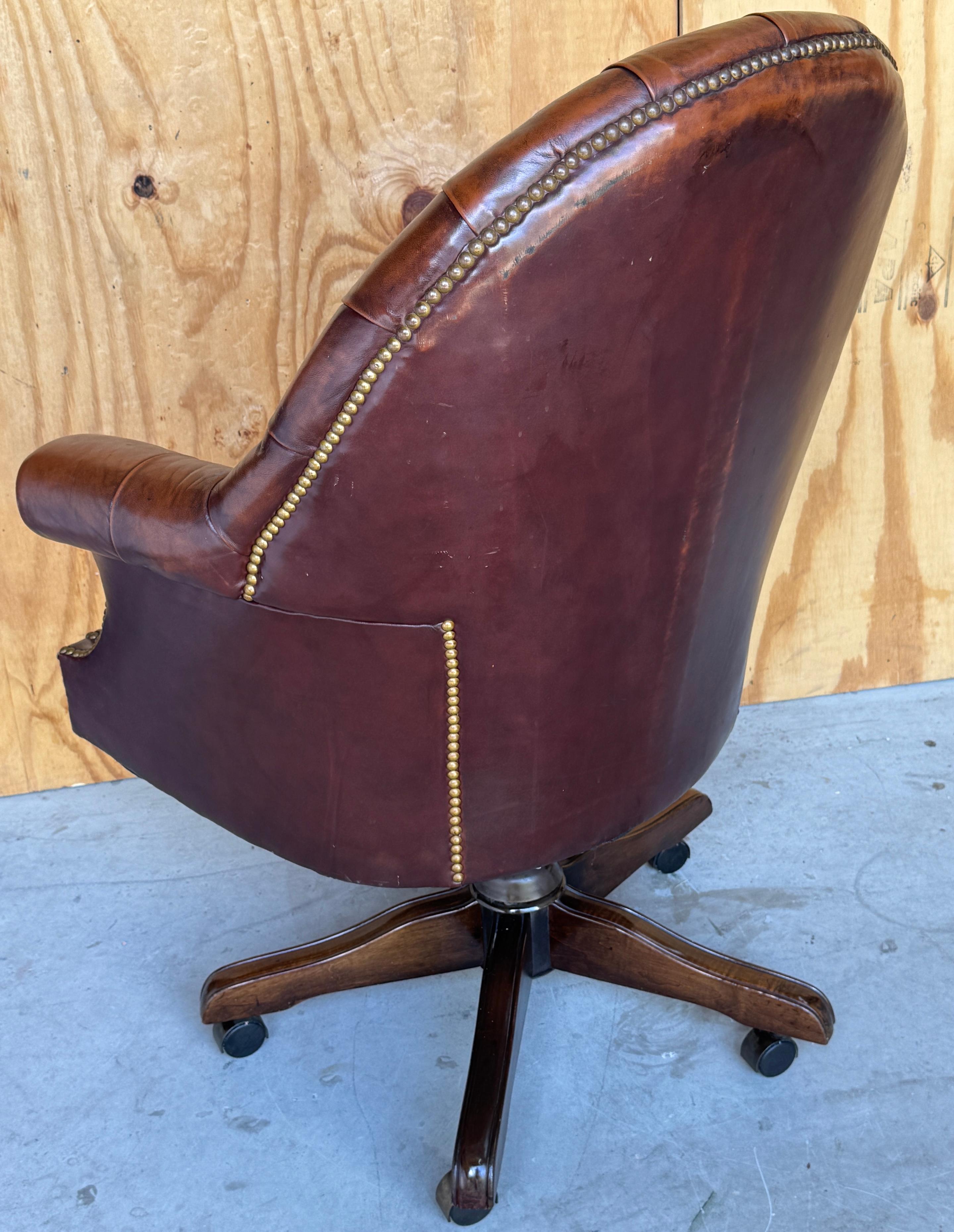 Exceptionnelle chaise de bureau anglaise Chesterfield en laiton et cuir de style géorgien 4