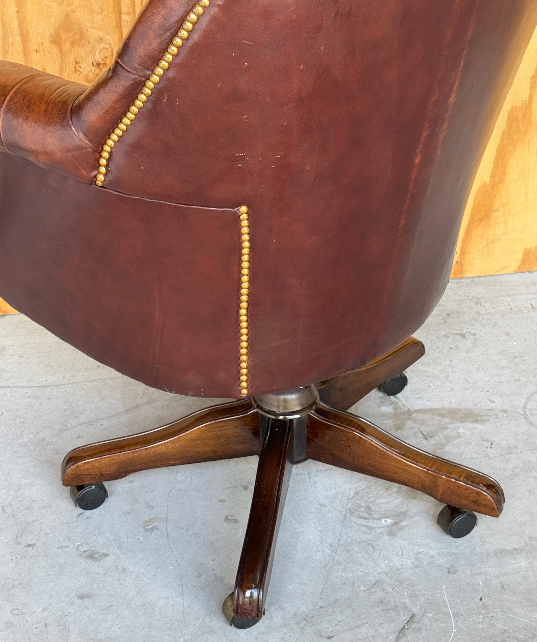 Exceptionnelle chaise de bureau anglaise Chesterfield en laiton et cuir de style géorgien 5