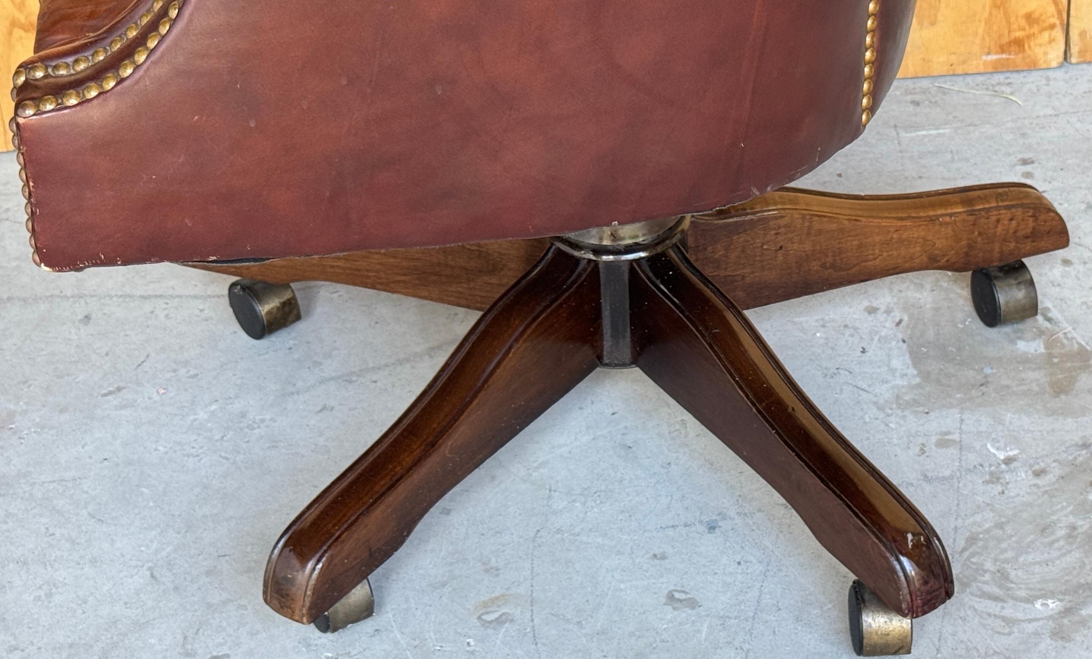 Exceptionnelle chaise de bureau anglaise Chesterfield en laiton et cuir de style géorgien 7