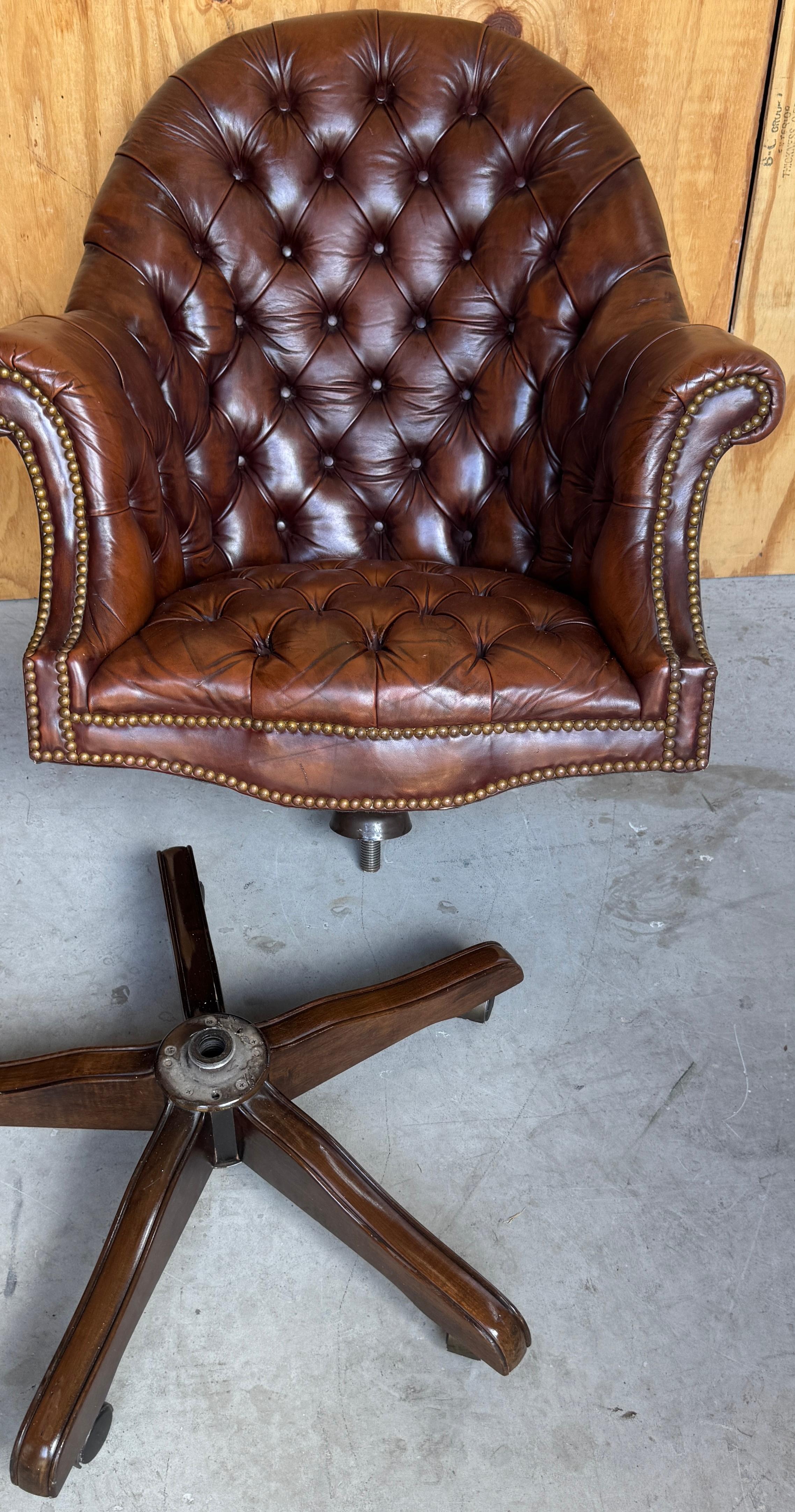 Exceptionnelle chaise de bureau anglaise Chesterfield en laiton et cuir de style géorgien 8