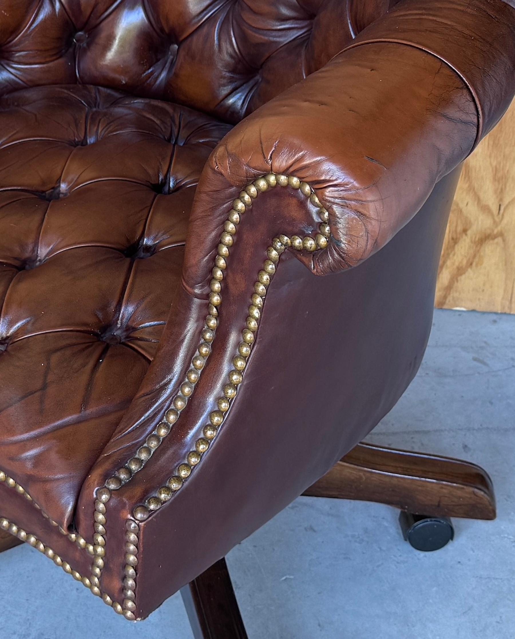 Exceptionnelle chaise de bureau anglaise Chesterfield en laiton et cuir de style géorgien 9