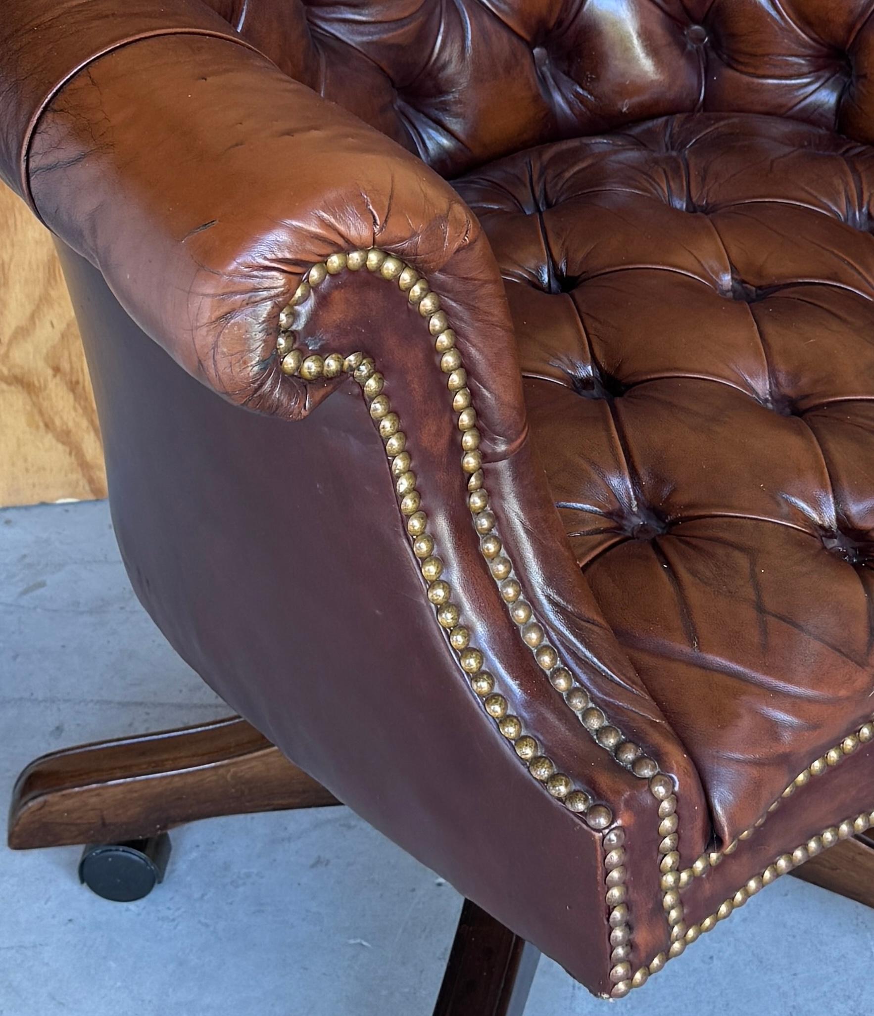 Exceptionnelle chaise de bureau anglaise Chesterfield en laiton et cuir de style géorgien 10