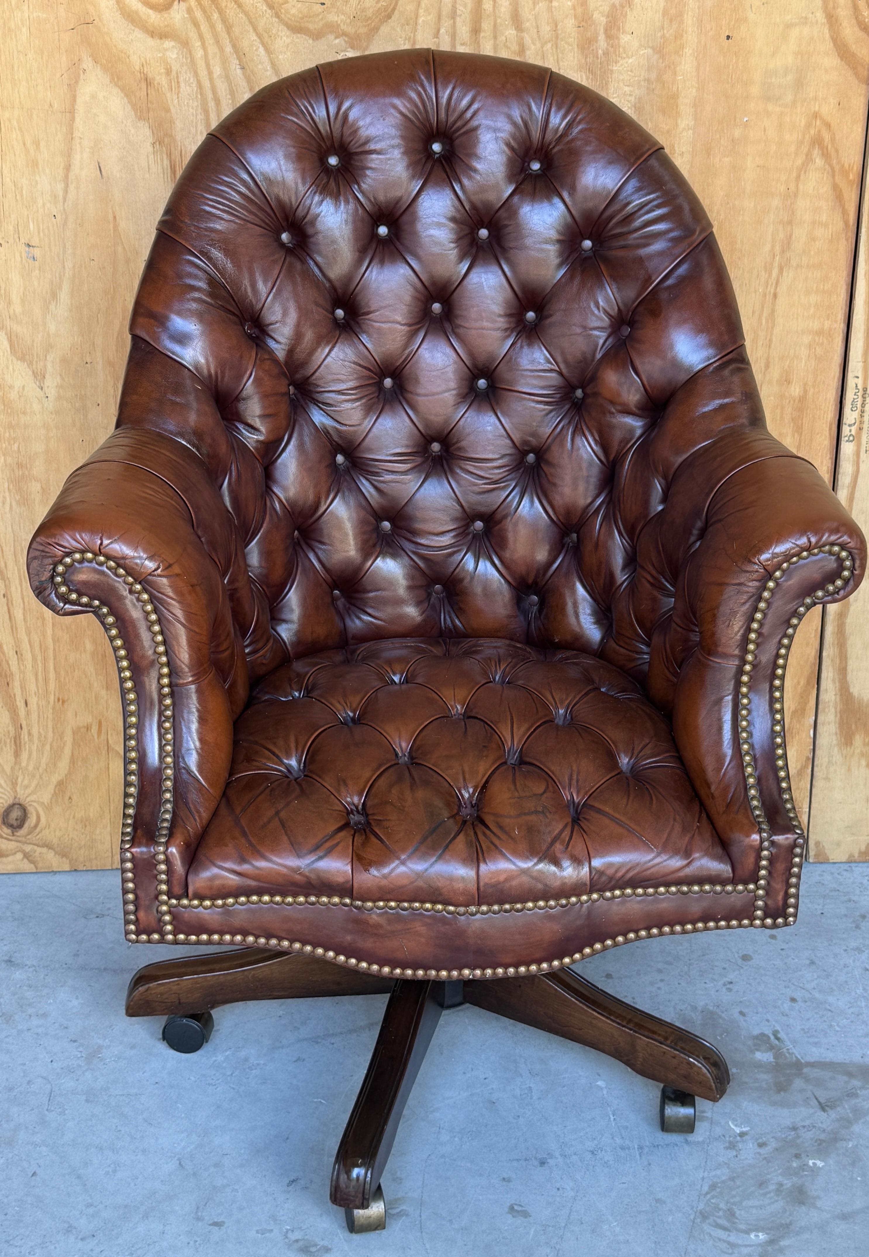 Exceptionnelle chaise de bureau anglaise Chesterfield en laiton et cuir de style géorgien 
Angleterre, Circa 1960

Cette exquise chaise de bureau Chesterfield de style anglais géorgien, fabriquée dans les années 1960, offre un mélange parfait