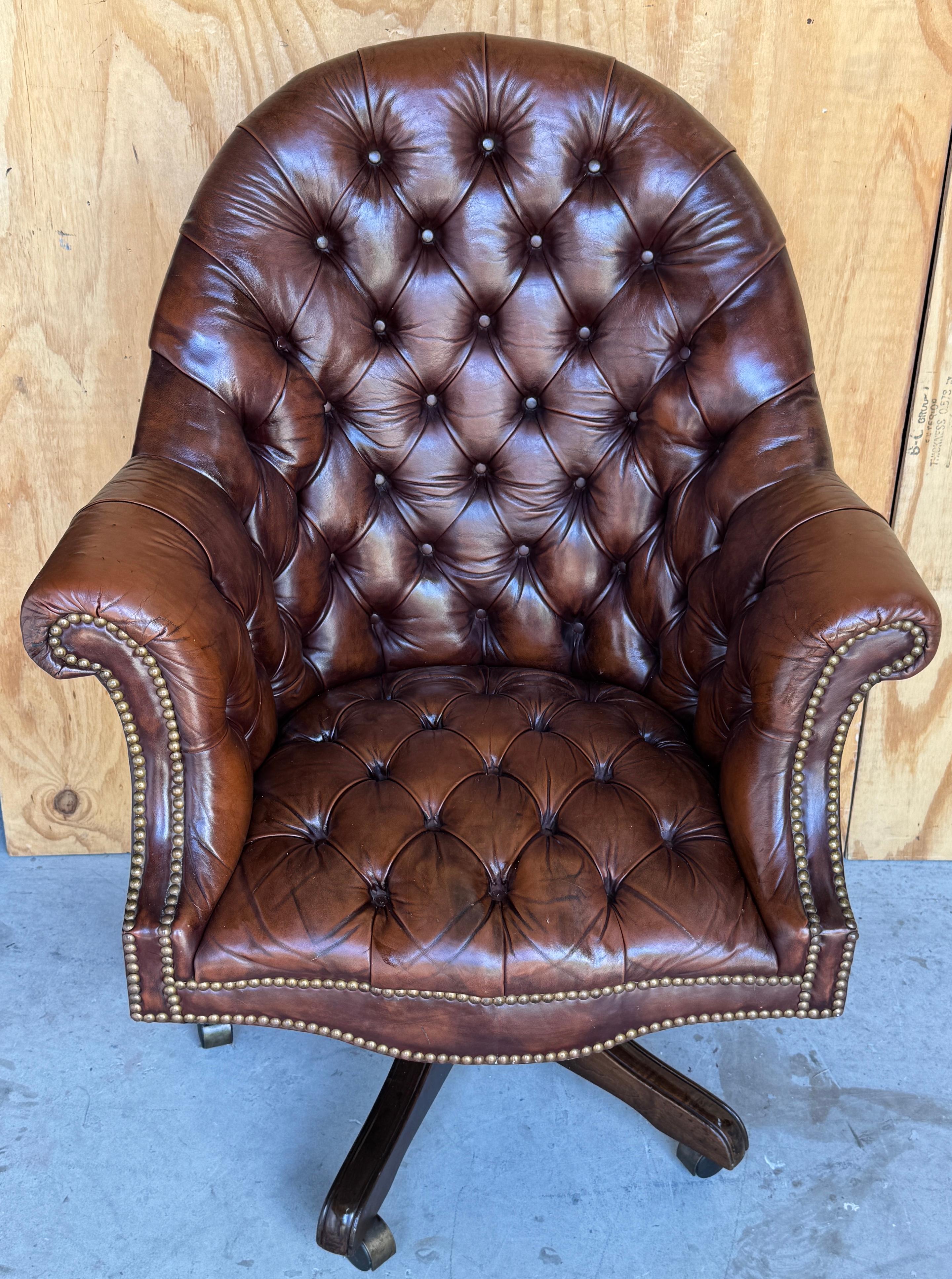 Anglais Exceptionnelle chaise de bureau anglaise Chesterfield en laiton et cuir de style géorgien