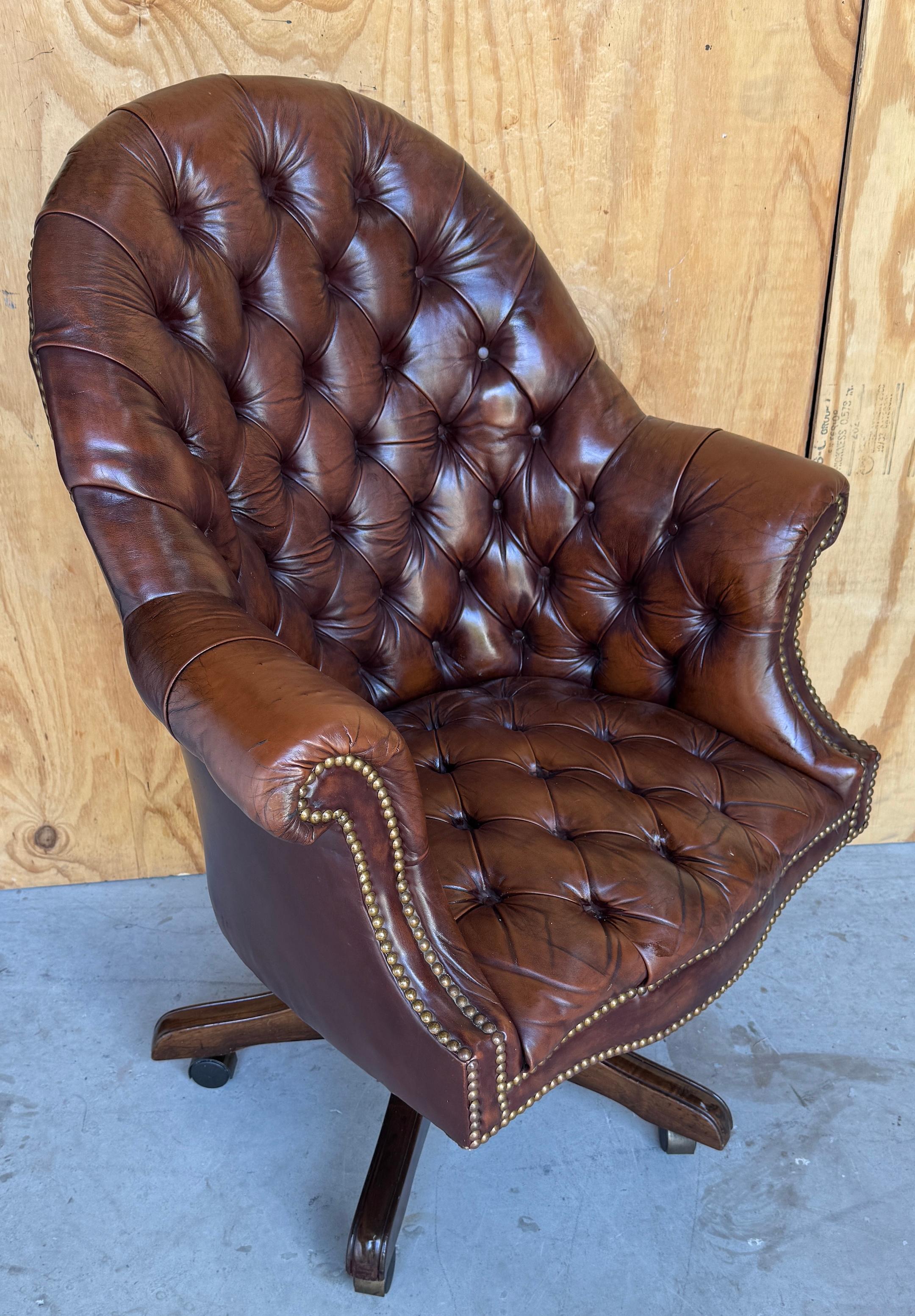 20ième siècle Exceptionnelle chaise de bureau anglaise Chesterfield en laiton et cuir de style géorgien
