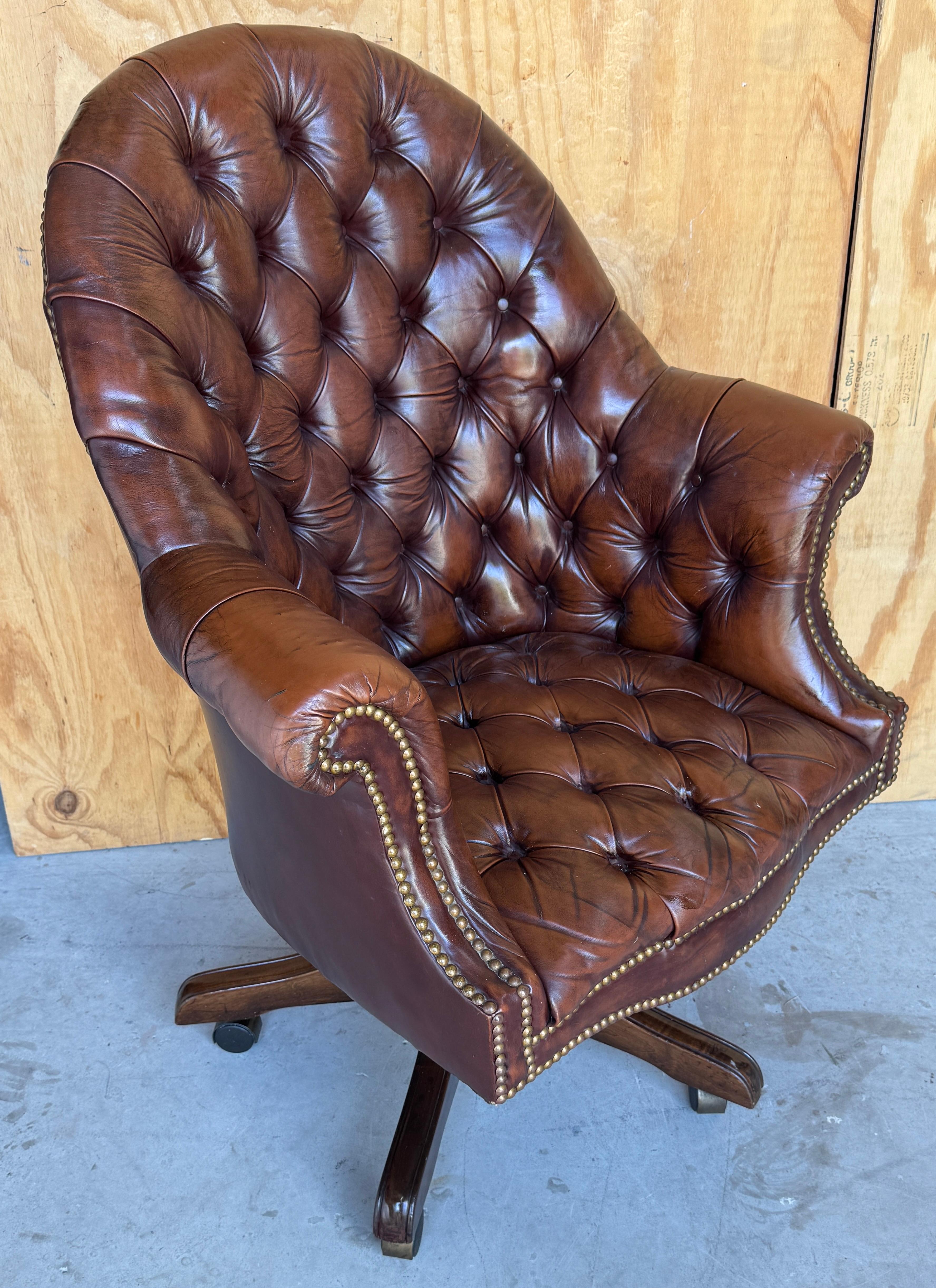 Métal Exceptionnelle chaise de bureau anglaise Chesterfield en laiton et cuir de style géorgien