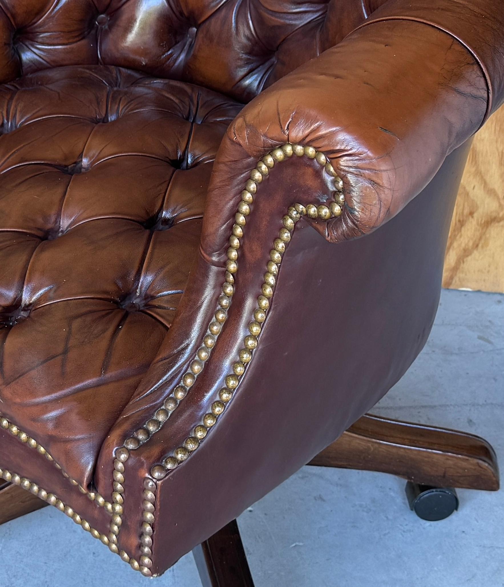Exceptionnelle chaise de bureau anglaise Chesterfield en laiton et cuir de style géorgien 1