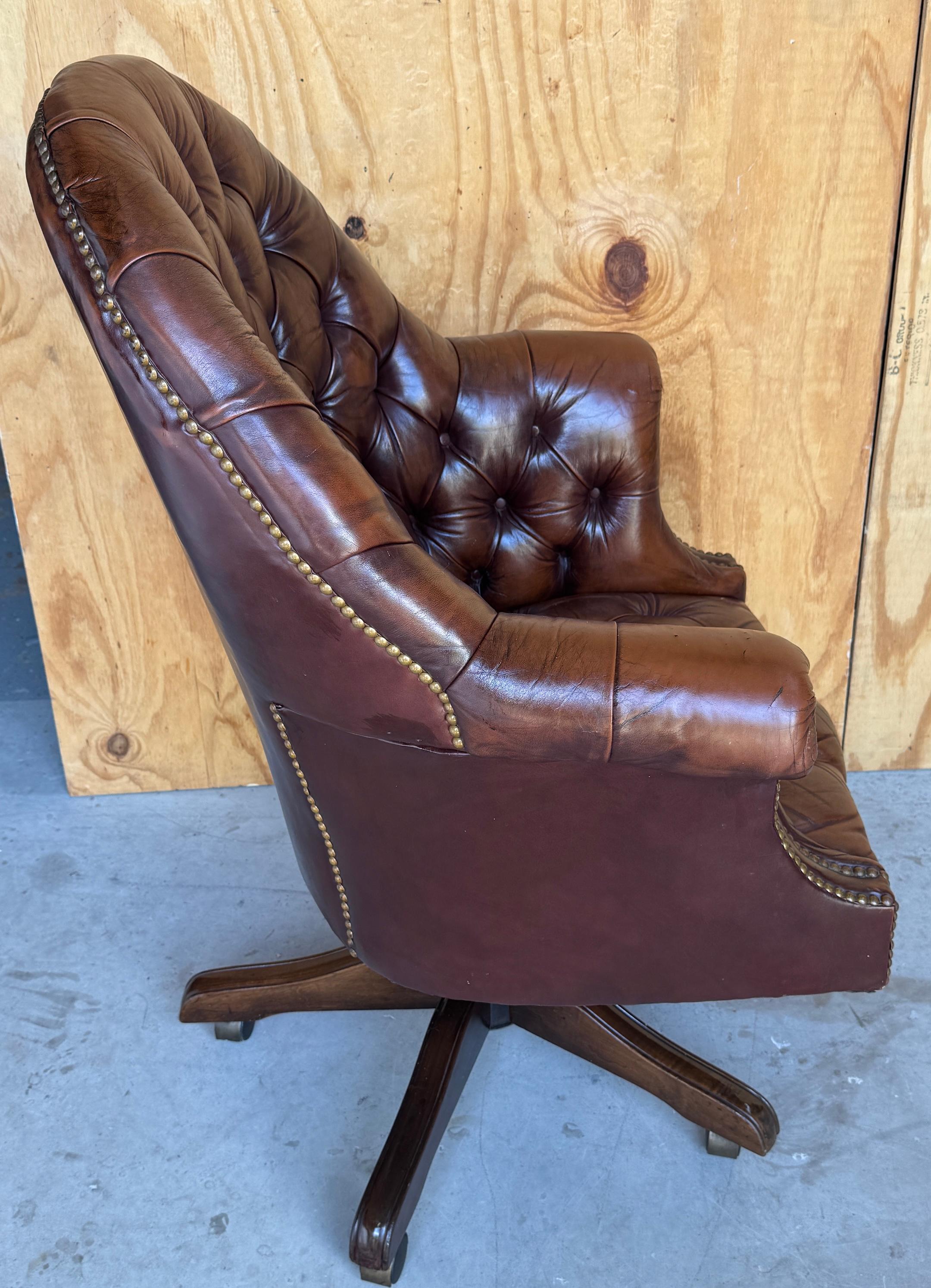 Exceptionnelle chaise de bureau anglaise Chesterfield en laiton et cuir de style géorgien 2