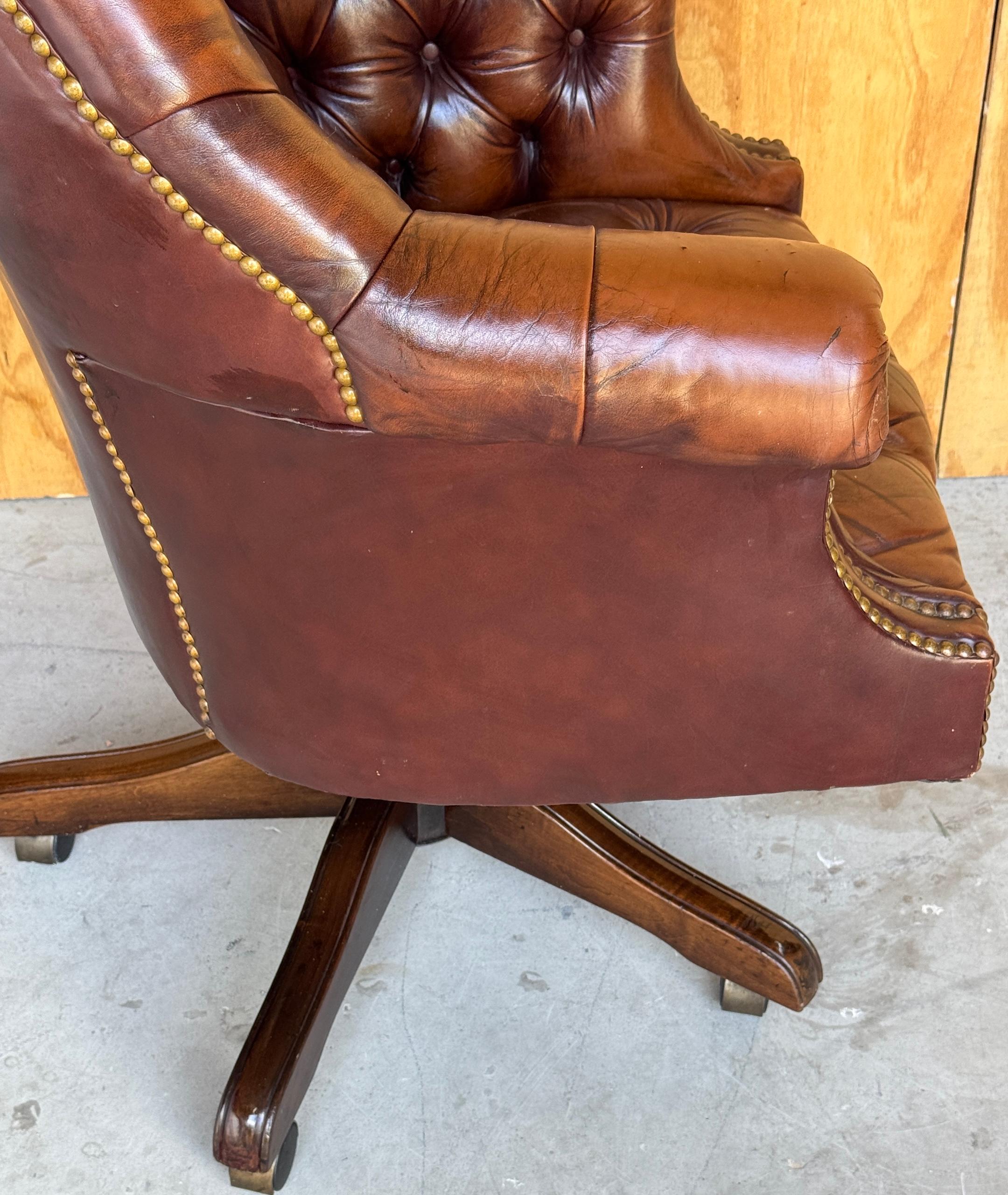 Exceptionnelle chaise de bureau anglaise Chesterfield en laiton et cuir de style géorgien 3