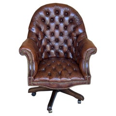 Eccezionale sedia da scrivania Chesterfield inglese in ottone e pelle in stile georgiano