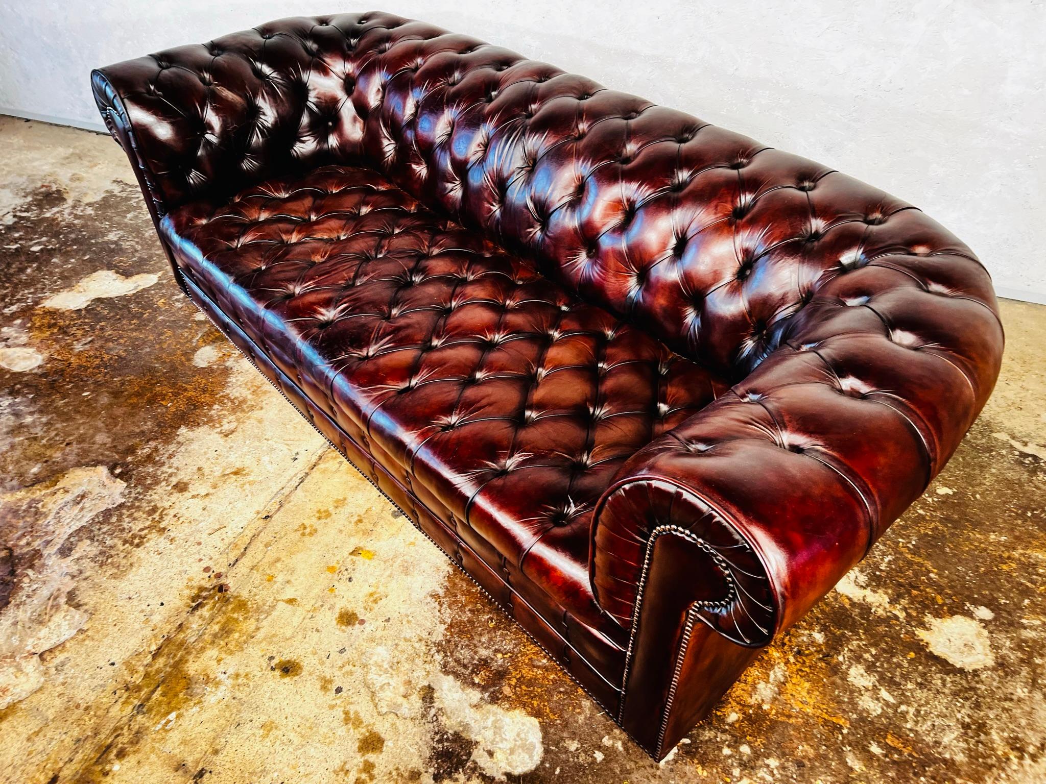 Cuir Exceptionnel canapé anglais entièrement boutonné en cuir patiné Chesterfield n° 390 en vente