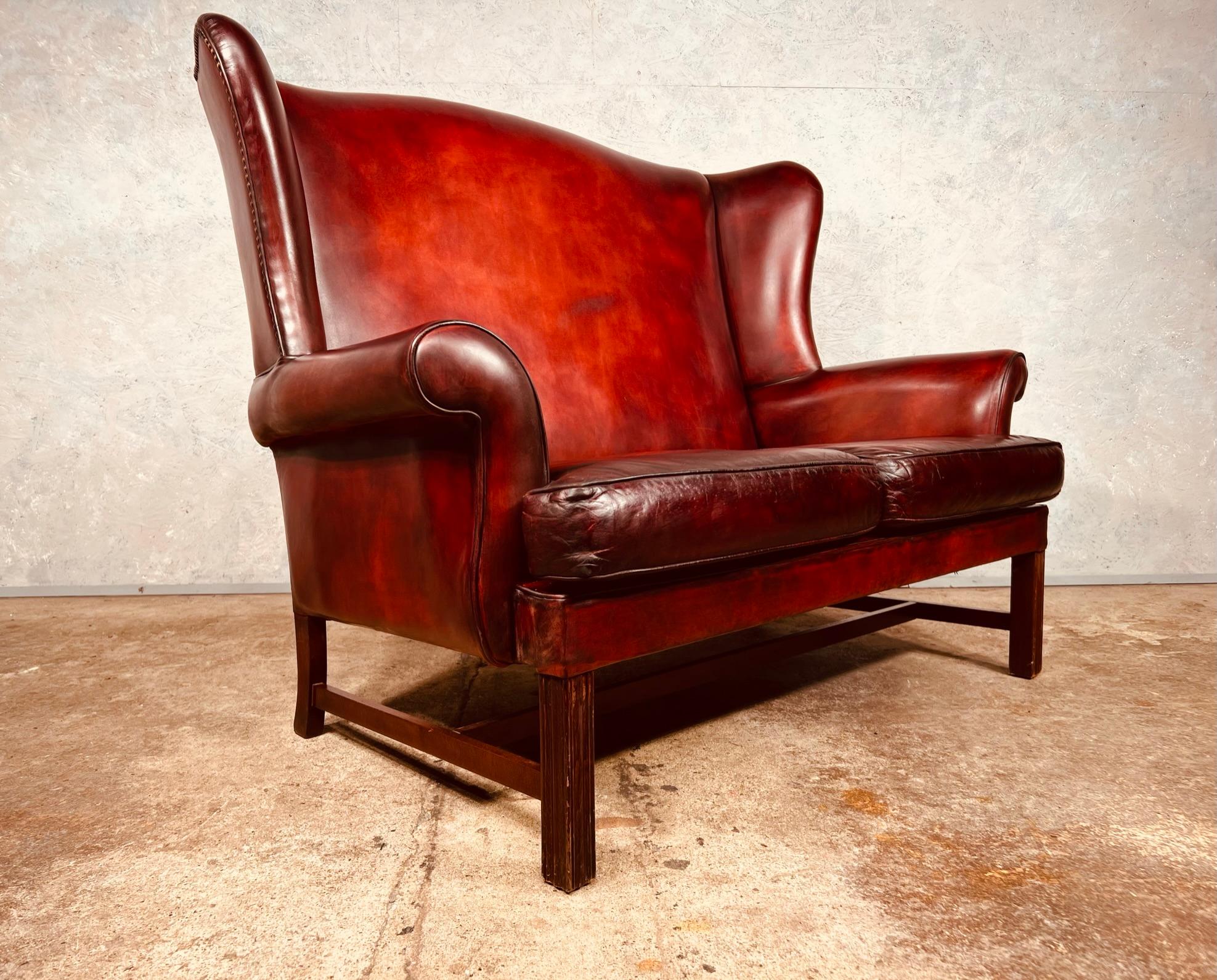 Exceptional English Georgian Country House Leather Wing Back 2 Seater Sofa In Good Condition For Sale In Lewes, GB