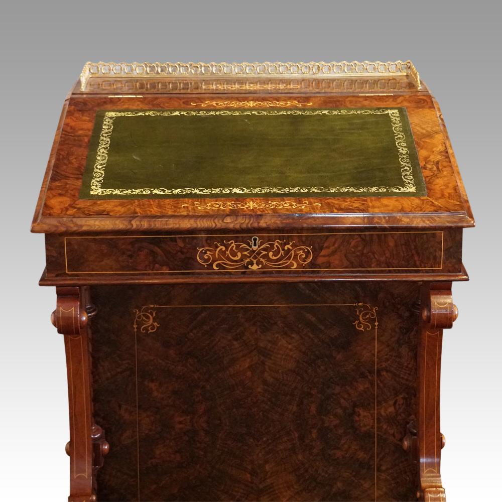 Exceptional English Victorian Inlaid Walnut Davenport Desk, circa 1870 1