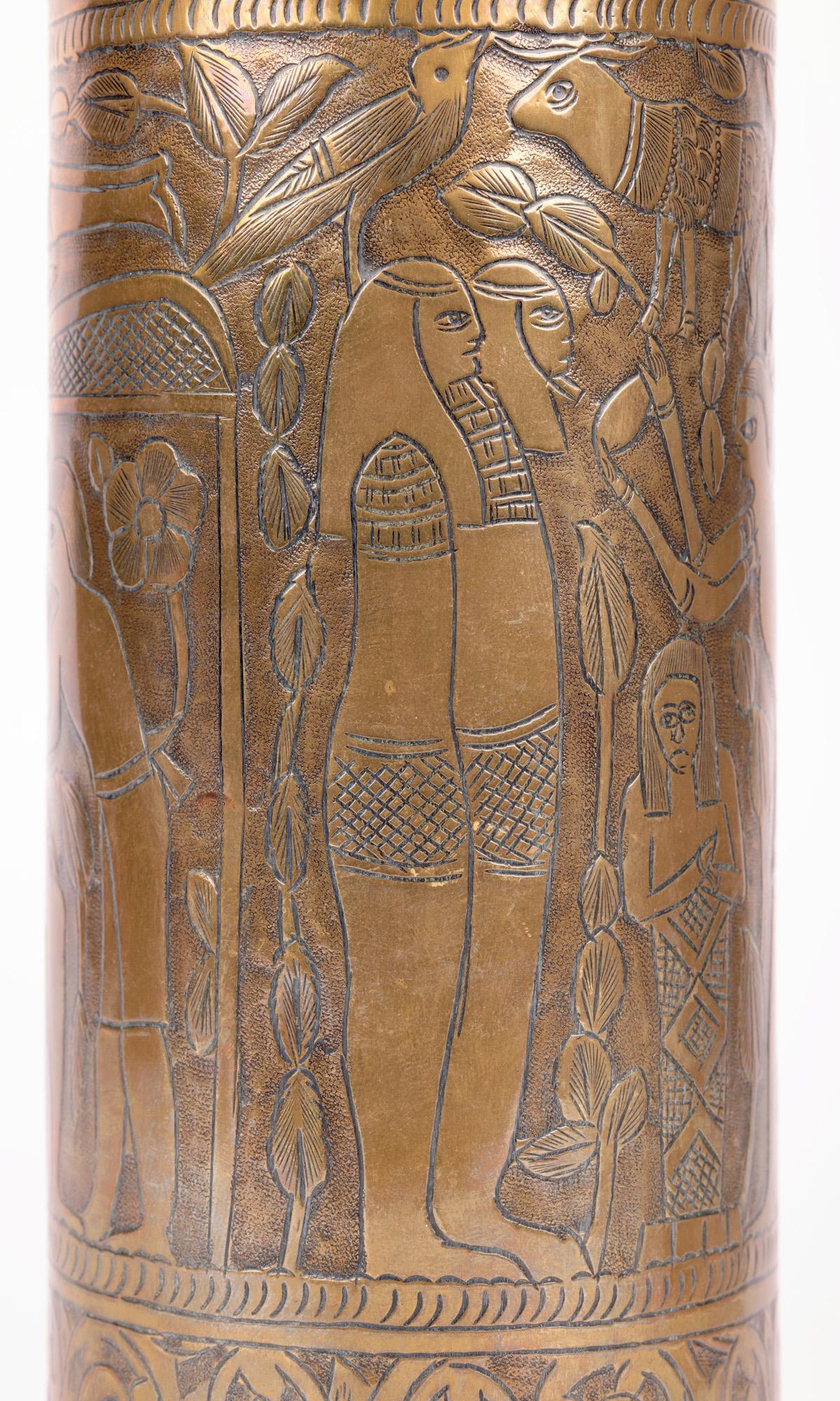 Un exceptionnel coffret d'obus en laiton de la Première Guerre mondiale, bien gravé, avec une scène de style égyptien en dessous de l'écriture, datant d'environ 1915. Le grand boîtier en coquillage, de forme cylindrique, avec son épaisse base
