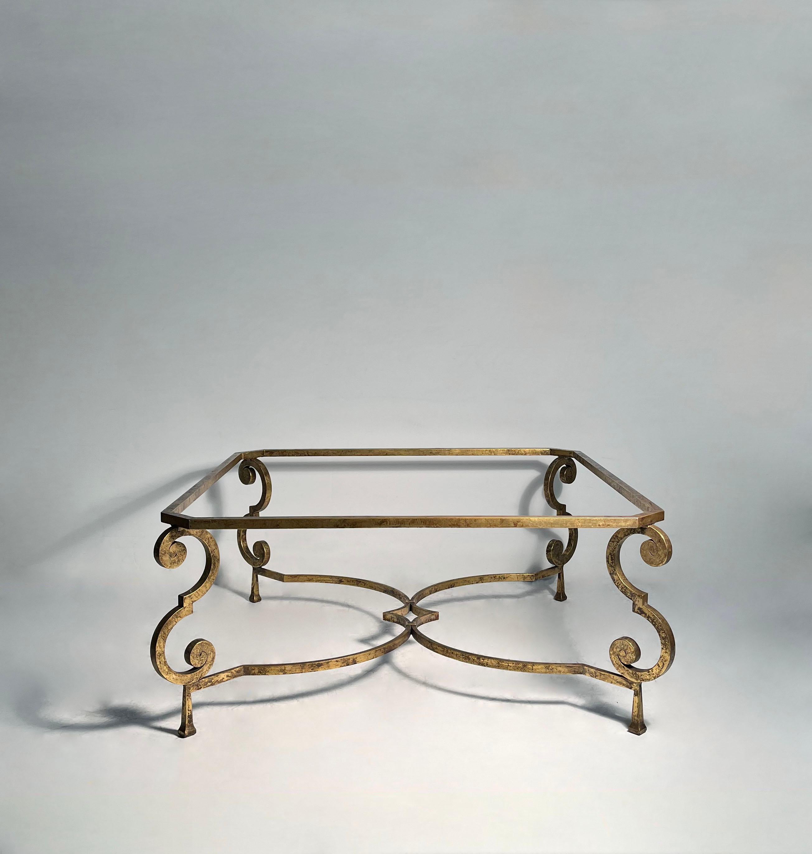 Table basse en fer forgé doré de haute qualité, forgée à la main par Erwin Gruen. À la manière du design français en fer forgé des années 40, tel que Gilbert Poillerat et Raymond Subes.

Erwin Gruen, né à Berlin en Allemagne en 1918, ouvrier