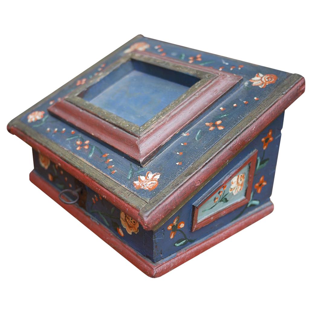 Antique Northern Italian jewelry-sewing box

Measures: H 22cm, L 33cm, P 21cm

Original jewelry-sewing box in a beautiful deep blue color, perfectly preserved.

All-over the surface there are floral decorations. On the top, there is the space