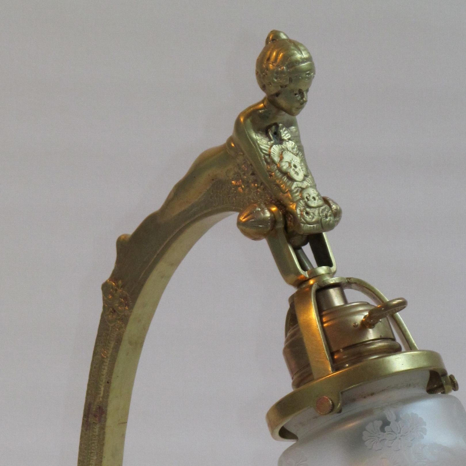 Secessionist Figural Brass Table Lamp, Austria, 1900s For Sale 1