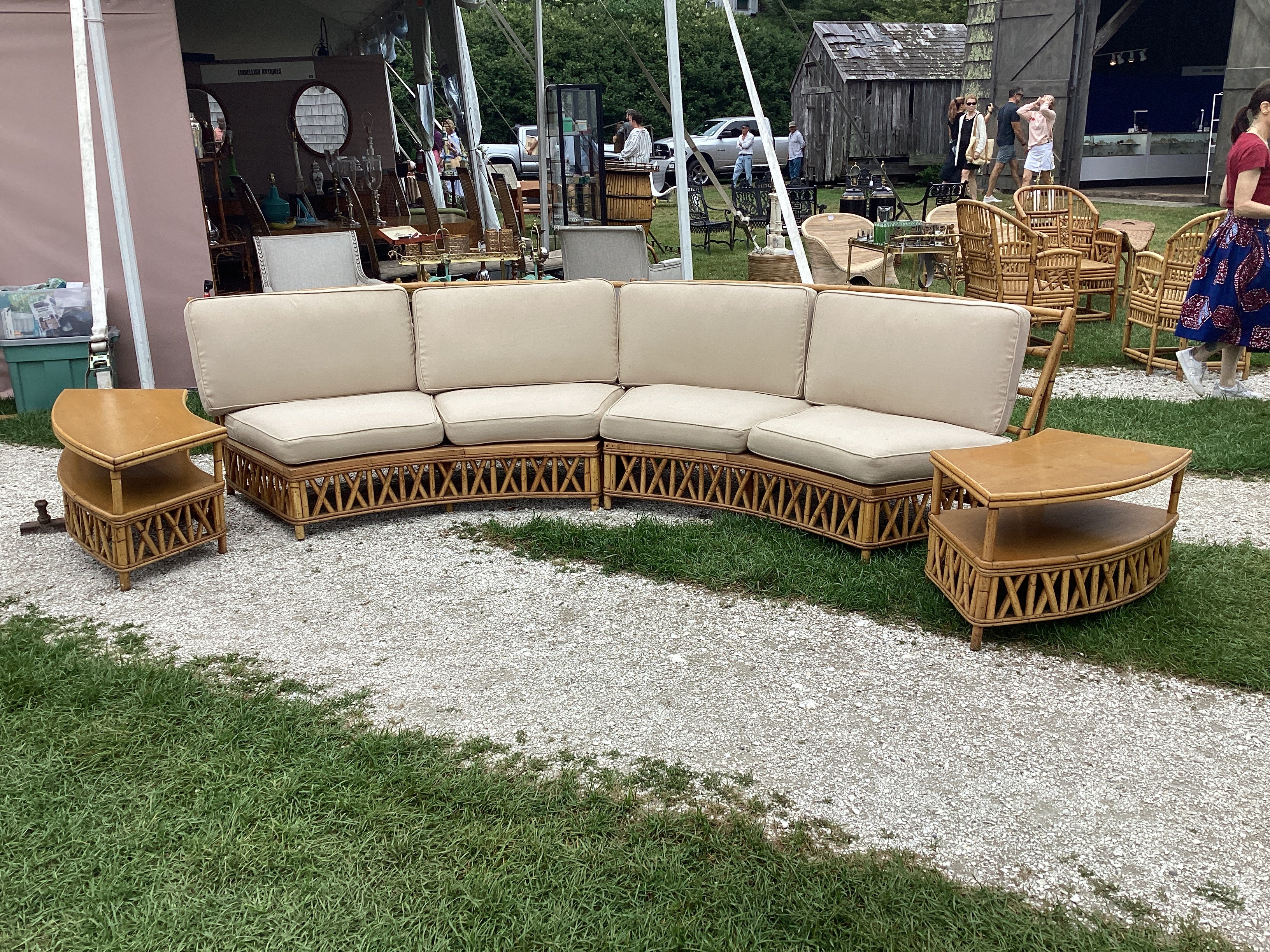 Exceptionnel canapé sectionnel en rotin courbé en deux parties Ficks Reed Mid Century avec tables d'extrémité assorties. Les tables d'appoint mesurent 33,5 