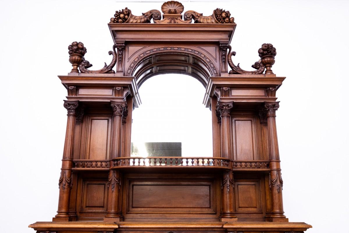 Eccezionale credenza figurata, Francia, 1880 circa.

Ottime condizioni.

Legno: noce

Dimensioni: altezza 287 cm larghezza 180 cm profondità 60 cm