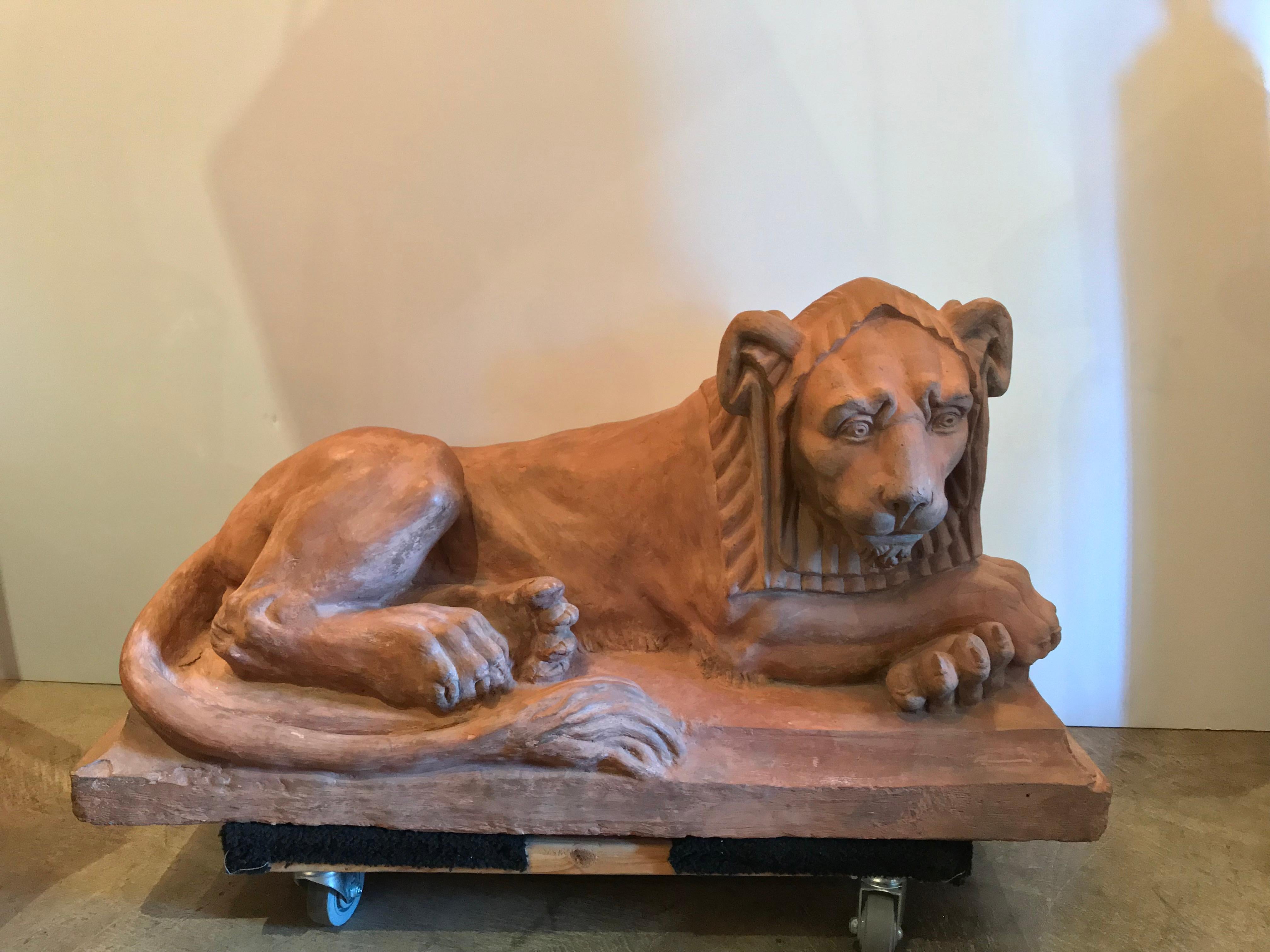 Français Rare paire de sculptures de lions Retour d'egypt en terre cuite de Los Angeles en vente