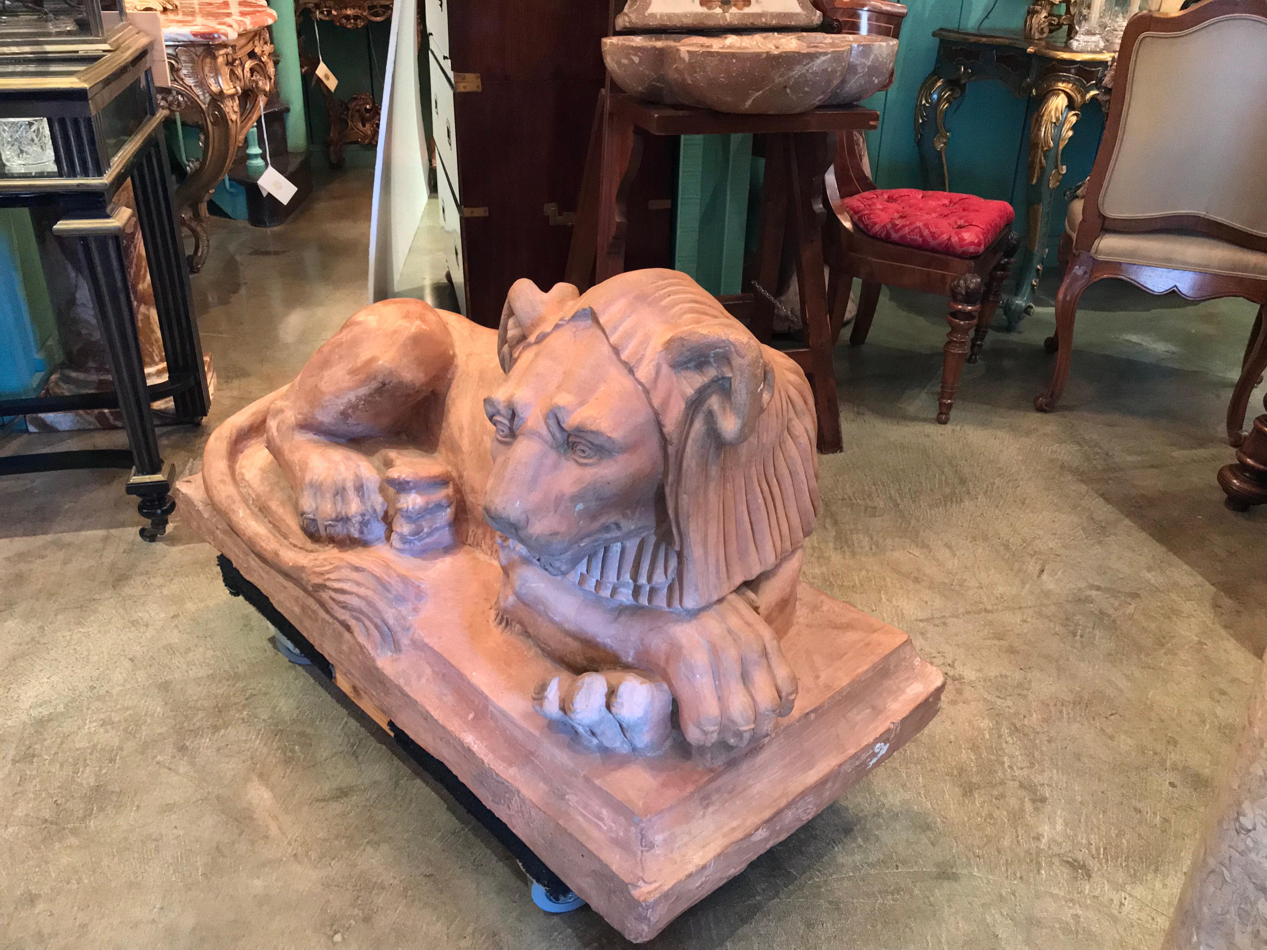 Fait main Rare paire de sculptures de lions Retour d'egypt en terre cuite de Los Angeles en vente