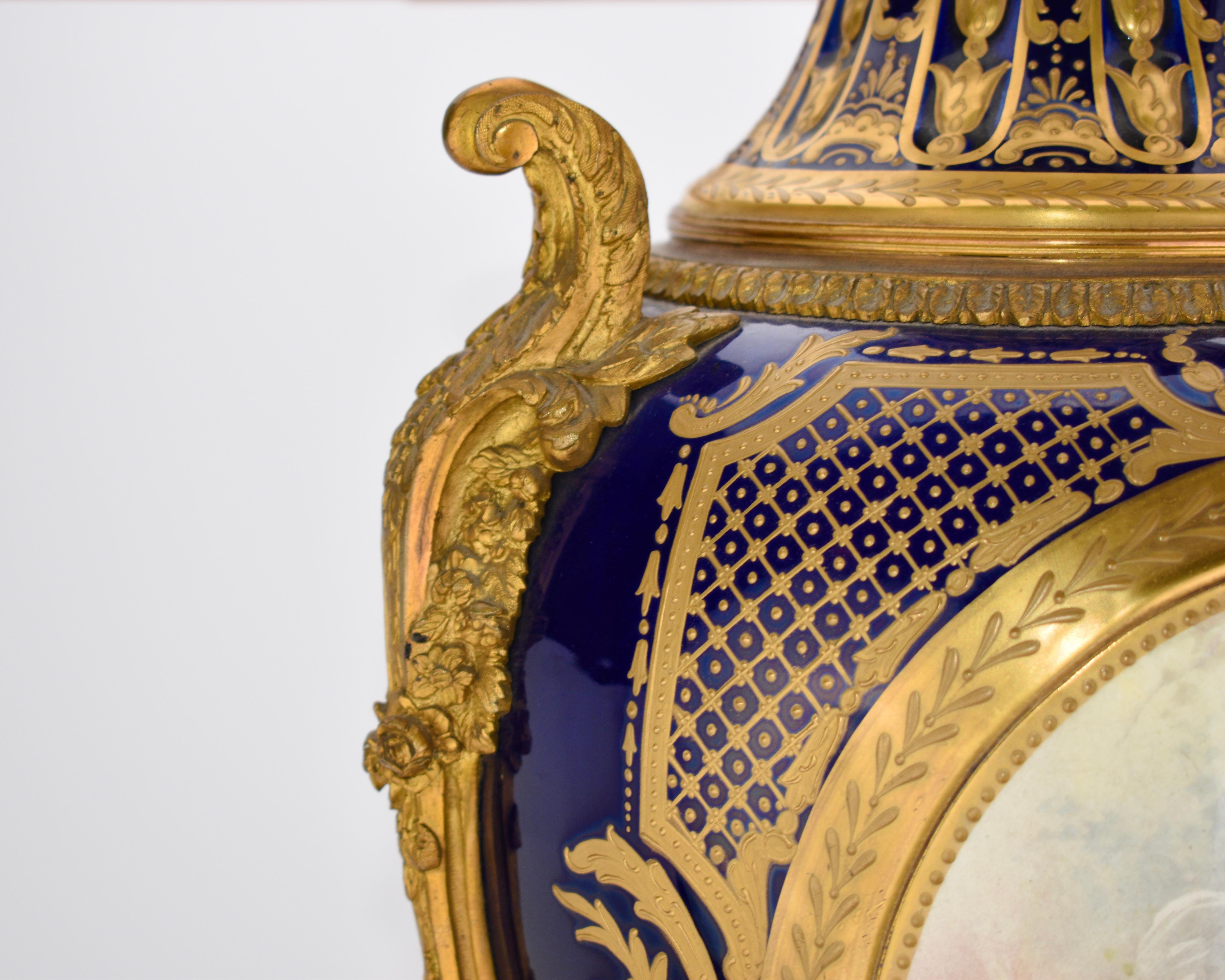 UN VASO CON FONDO BLU COBALTO DI SÈVRES MONTATO IN ORMOLU E UN COPERCHIO
INIZIO DEL XIX SECOLO


(81 cm.) di altezza