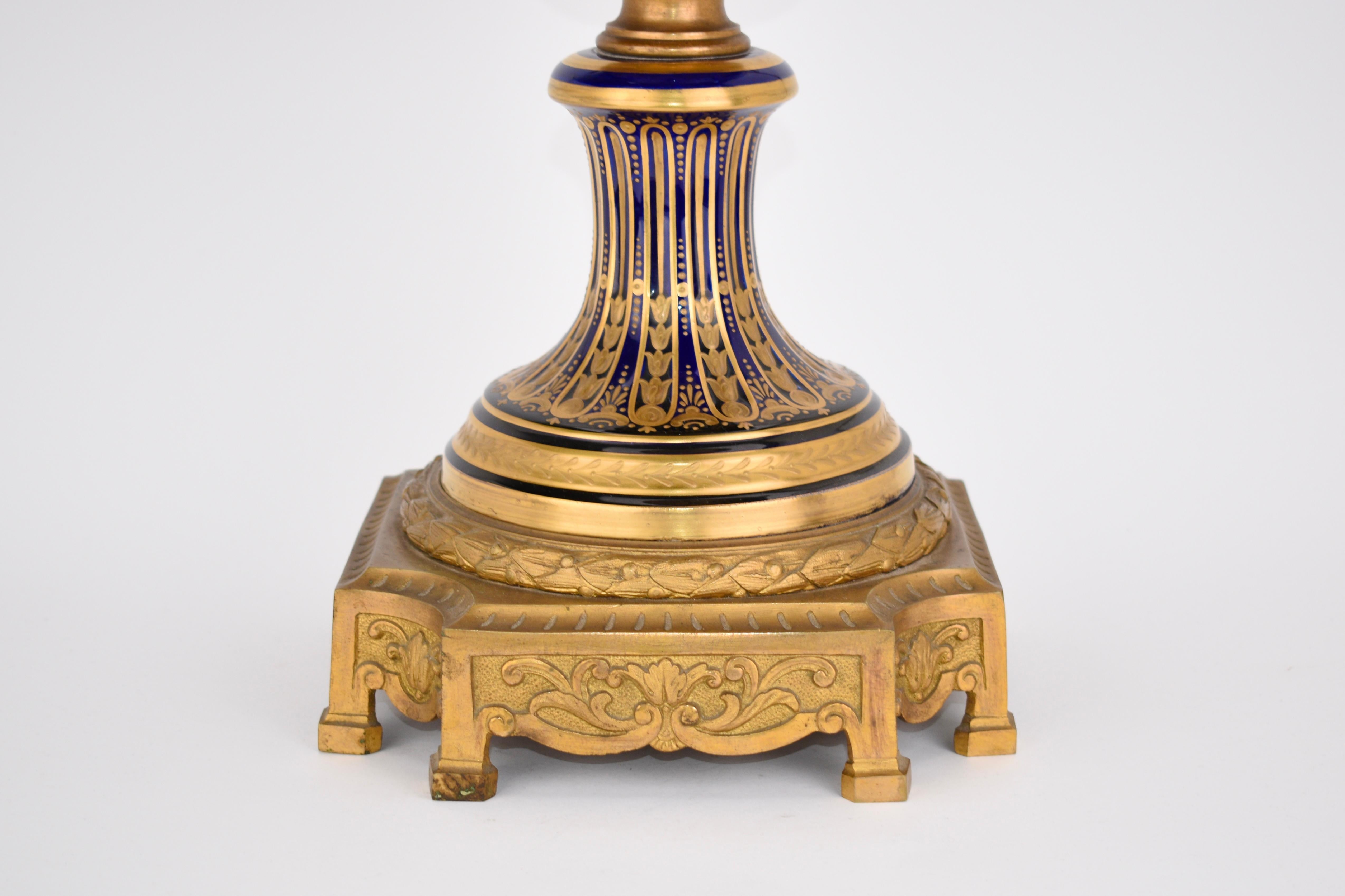 Francese ECCEZIONALE VASO FINE SÈRVERS DI PORCELLANA ANTICA FRANCESE E ORMOLU, XIX SECOLO in vendita