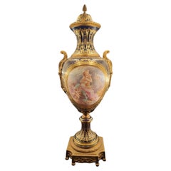 AUSGEZEICHNETE FINE SÈRVERS FRANZÖSISCHE ANTIQUE VASE AUS PORZELIN UND ORMOLU, 19.