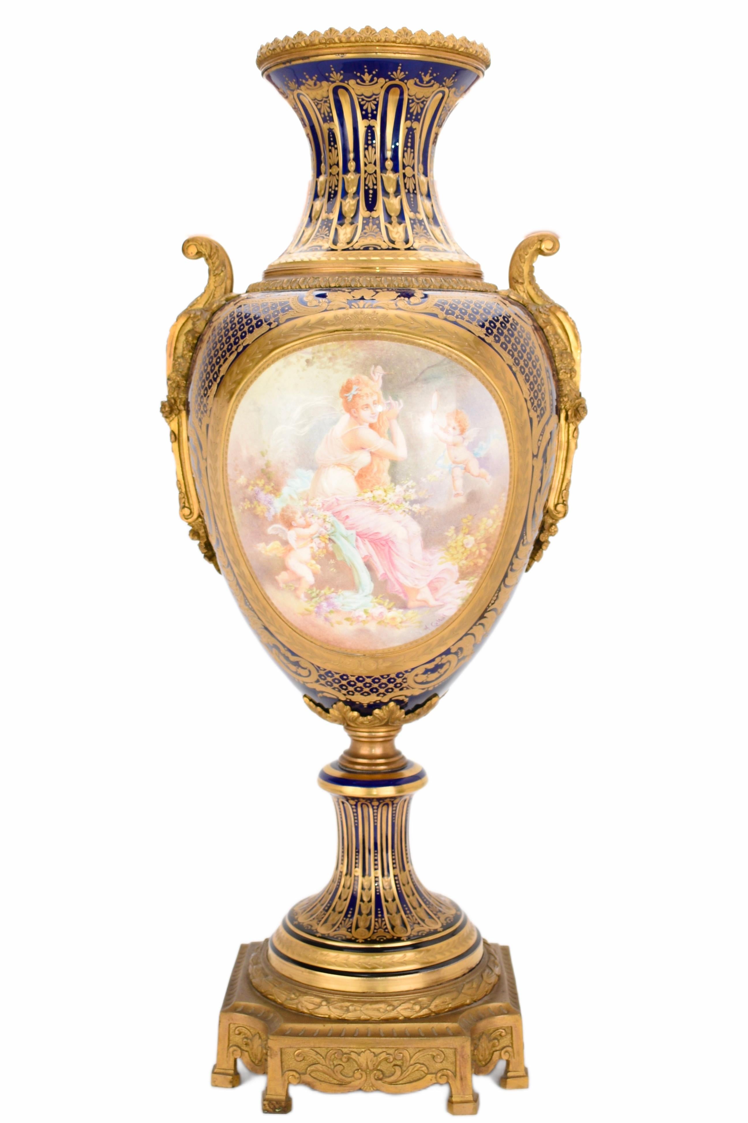 ECCEZIONALE VASO FINE SÈRVERS DI PORCELLANA ANTICA FRANCESE E ORMOLU, XIX SECOLO