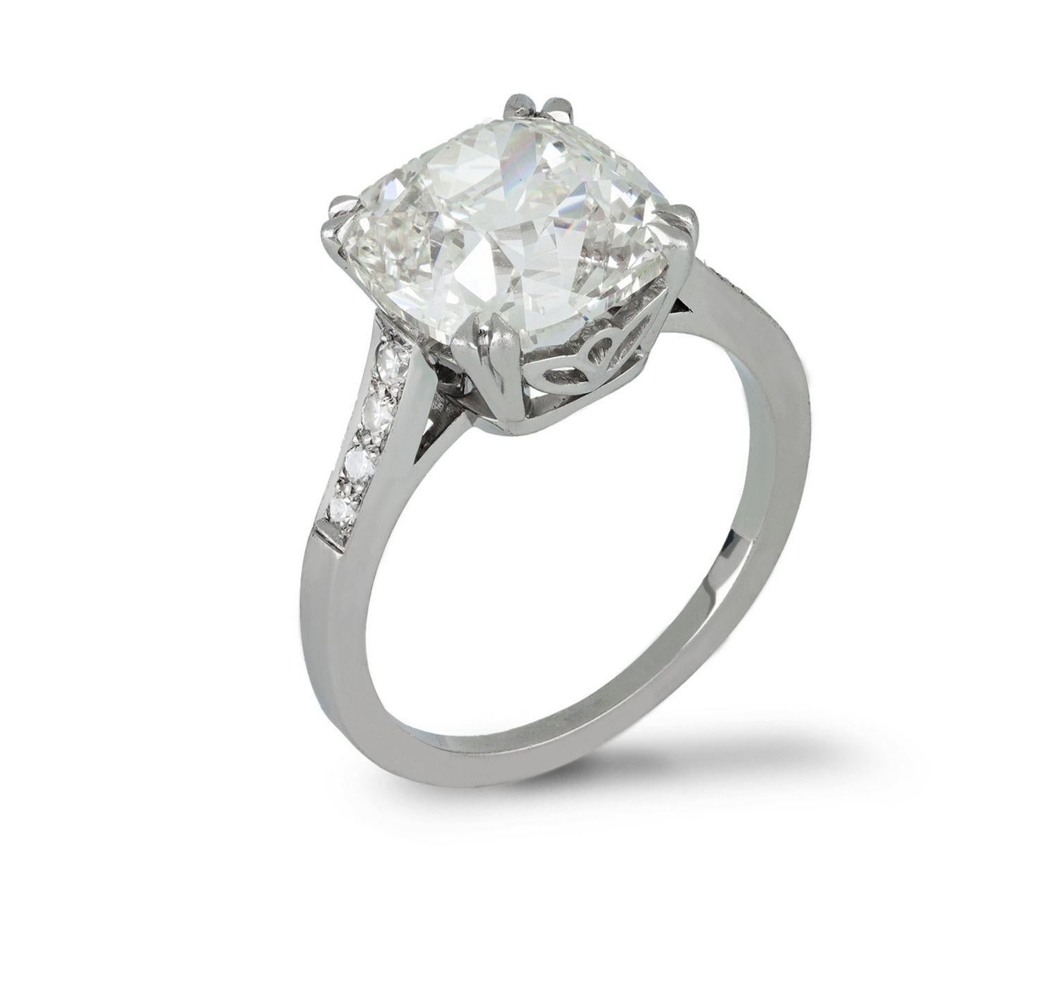 Exceptionnelle bague de cinq carats en diamant ancien. Serti d'un diamant ancienne mine de forme coussin, couleur L, pureté VS2, d'un poids de 5.02 carats en serti griffe ouvert, flanqué de huit diamants ronds gradués de taille huit en serti grain