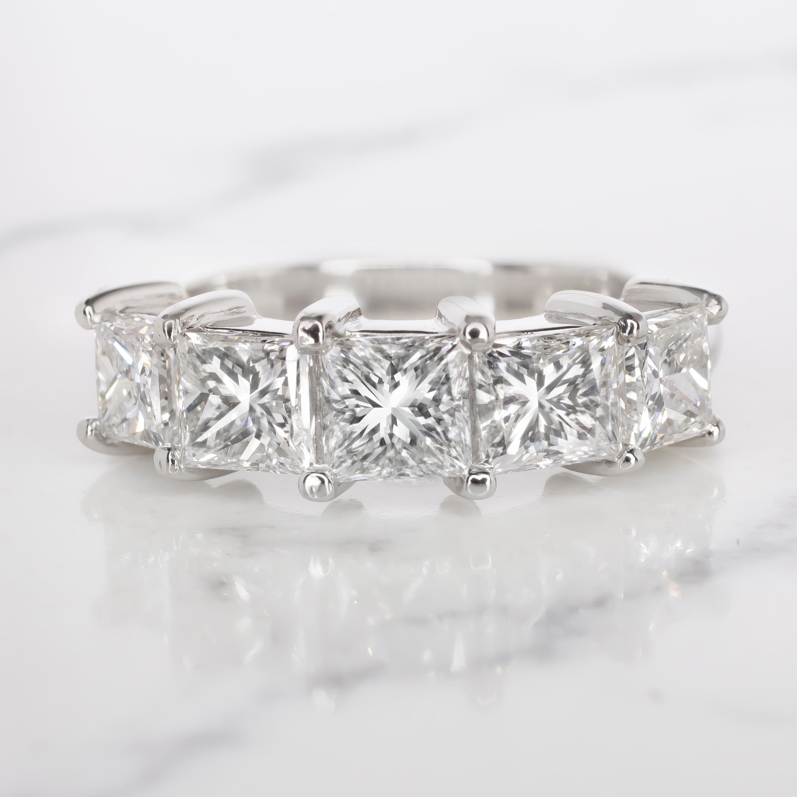 Modern Exceptional Five Stones Princess Cut Diamond Band Ring 1.60 Carats