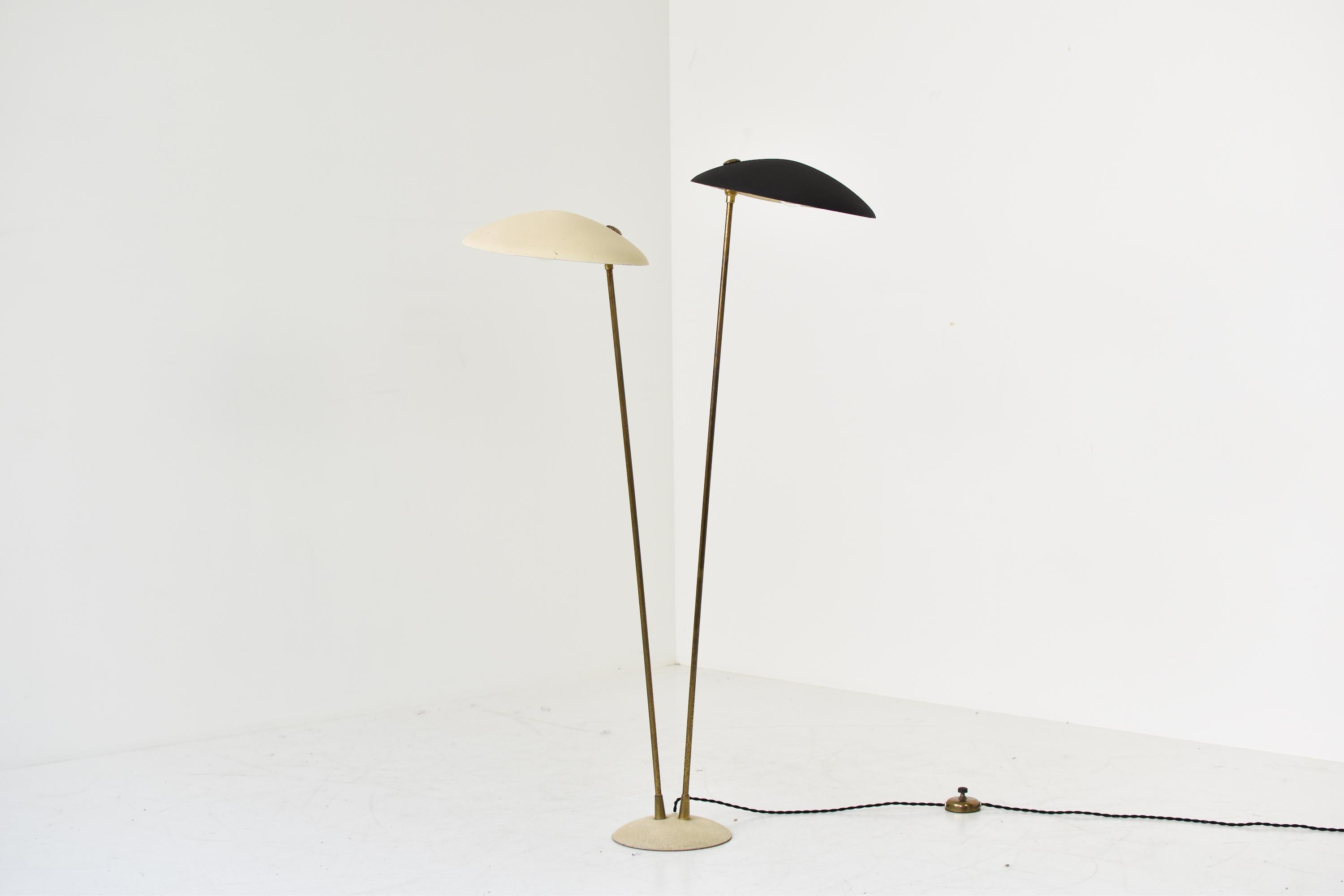 Exceptional floor lamp from Italy, designed in the 1960s in the manner of Stilnovo. This floor lamp features two beige and black lacquered shades mounted on brass stems. Newly rewired and features the original light-switch. Designer (for know)