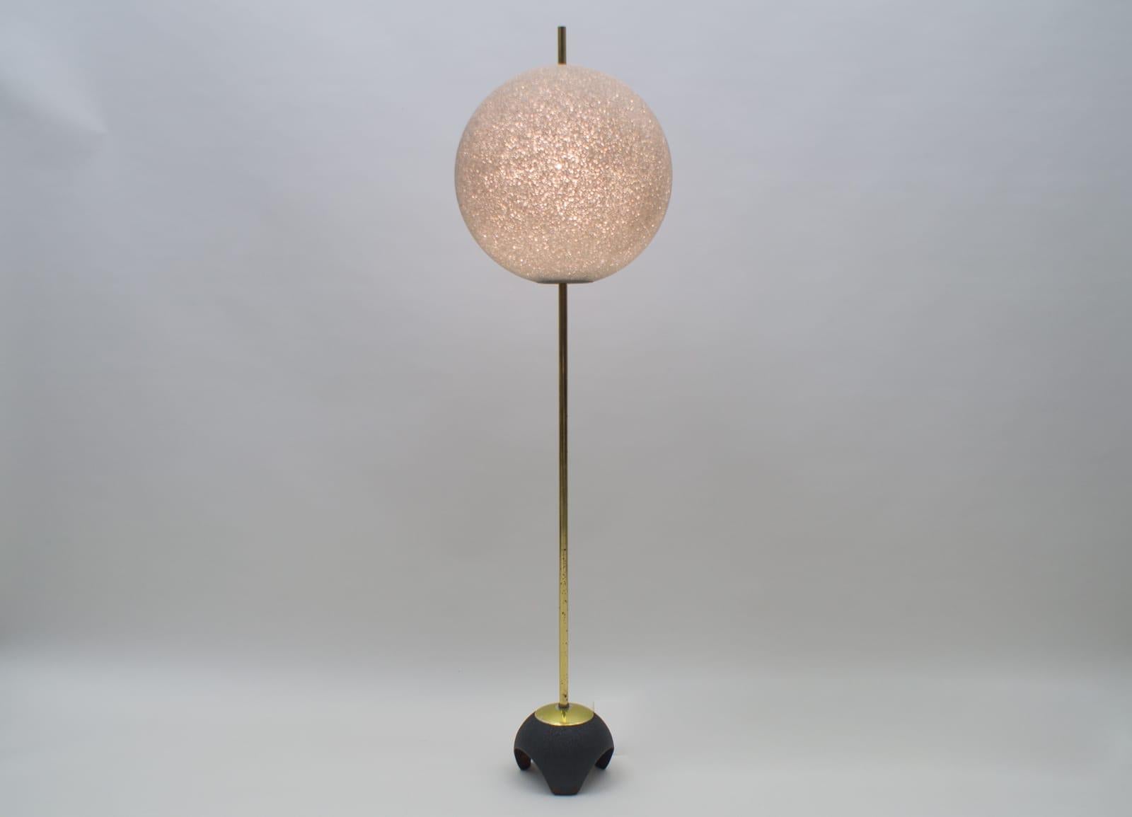 Tripod floor lamp made in brass and acryllic, 1950s

With nice patina, original 1950s. 

The lamp is executed with an E27 Edison screw fit bulb. It is wired and in working condition. It runs both on 110 / 230 volt.
    