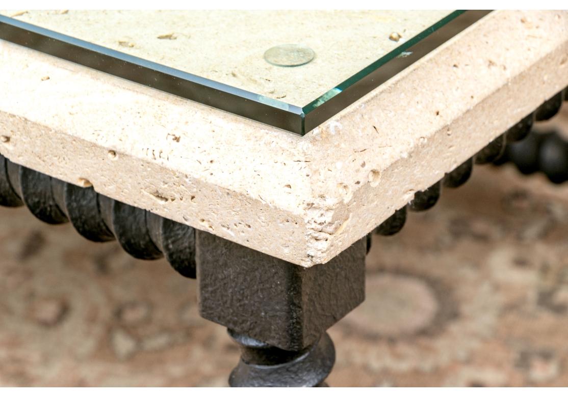 Baldacchino Shell Stone Cocktail Large hergestellt von Formations für HOLLY HUNT.  Mit einem dunkel patinierten Eisengestell mit Barley Twist Design. Die vollständig abgeschrägte Platte in einem hellen Travertin-Ton ist mit Dutzenden von