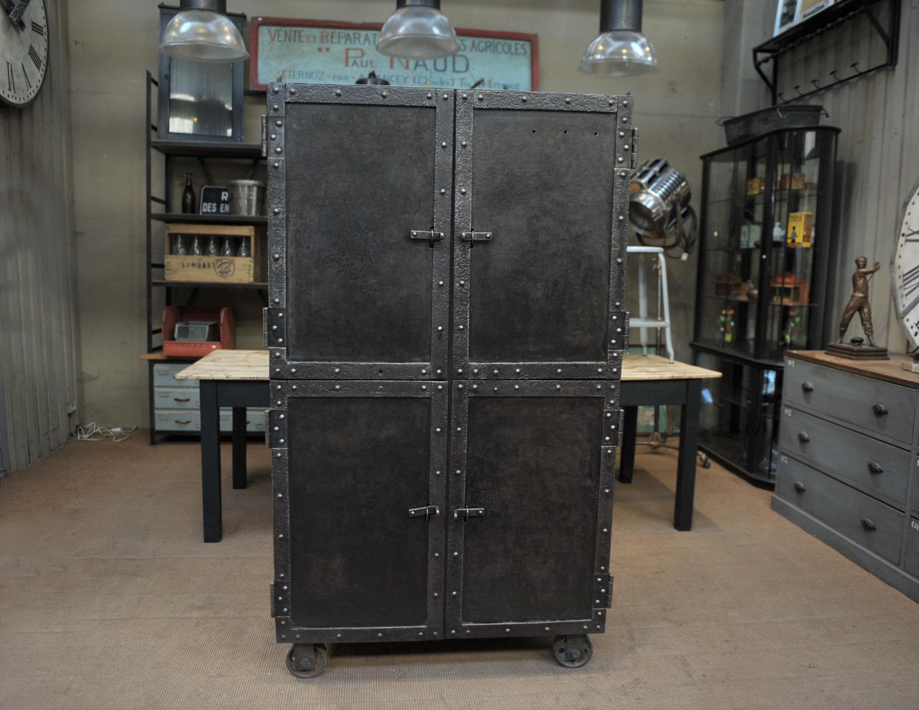 Exceptional Four-Doors Industrial Riveted Iron Cabinet on Wheels, circa 1900 In Good Condition In Roubaix, FR