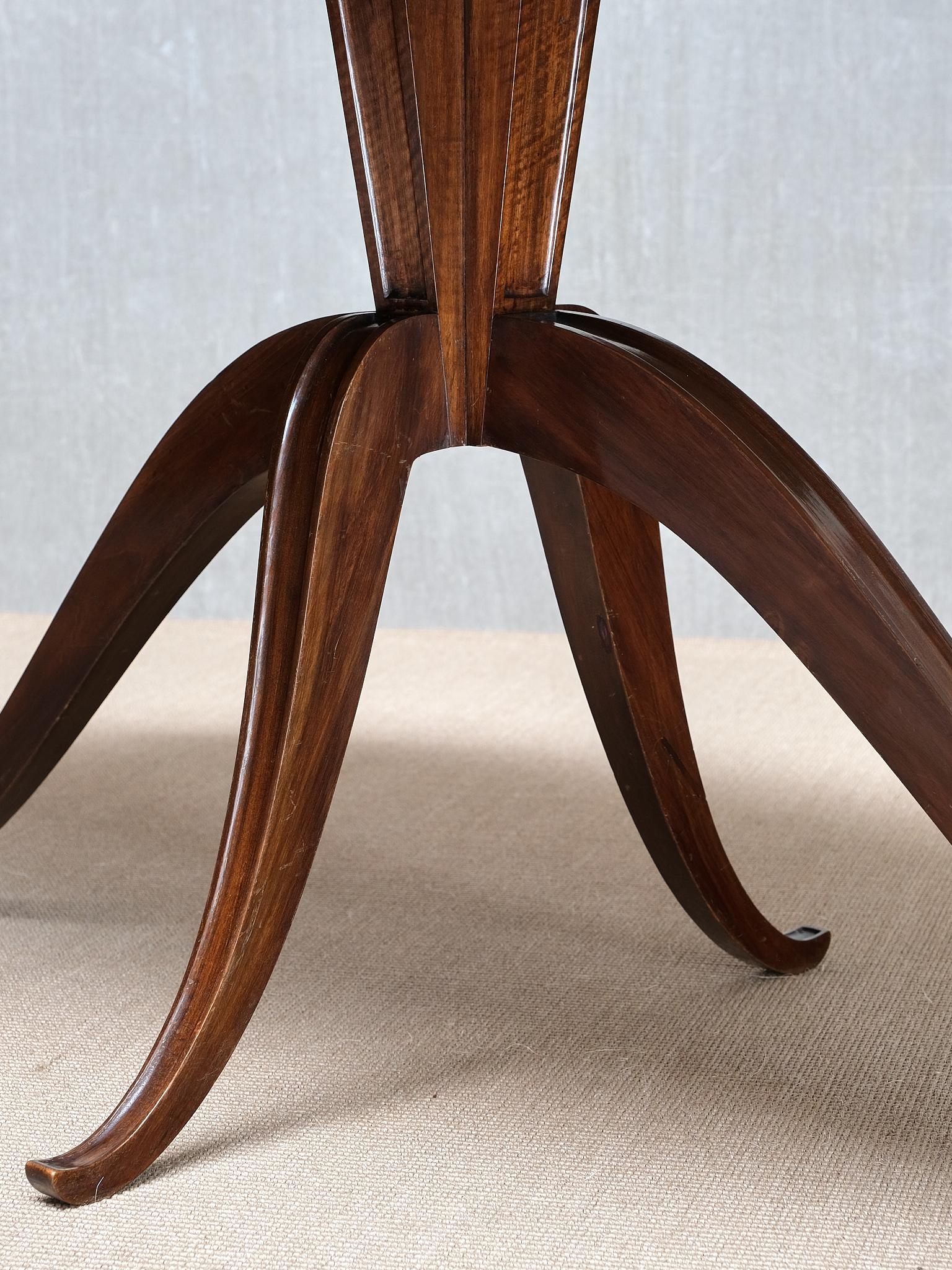 Exceptionnelle table de salle à manger ovale en noyer attribuée à Franco Buzzi, Italie, années 1940 en vente 3