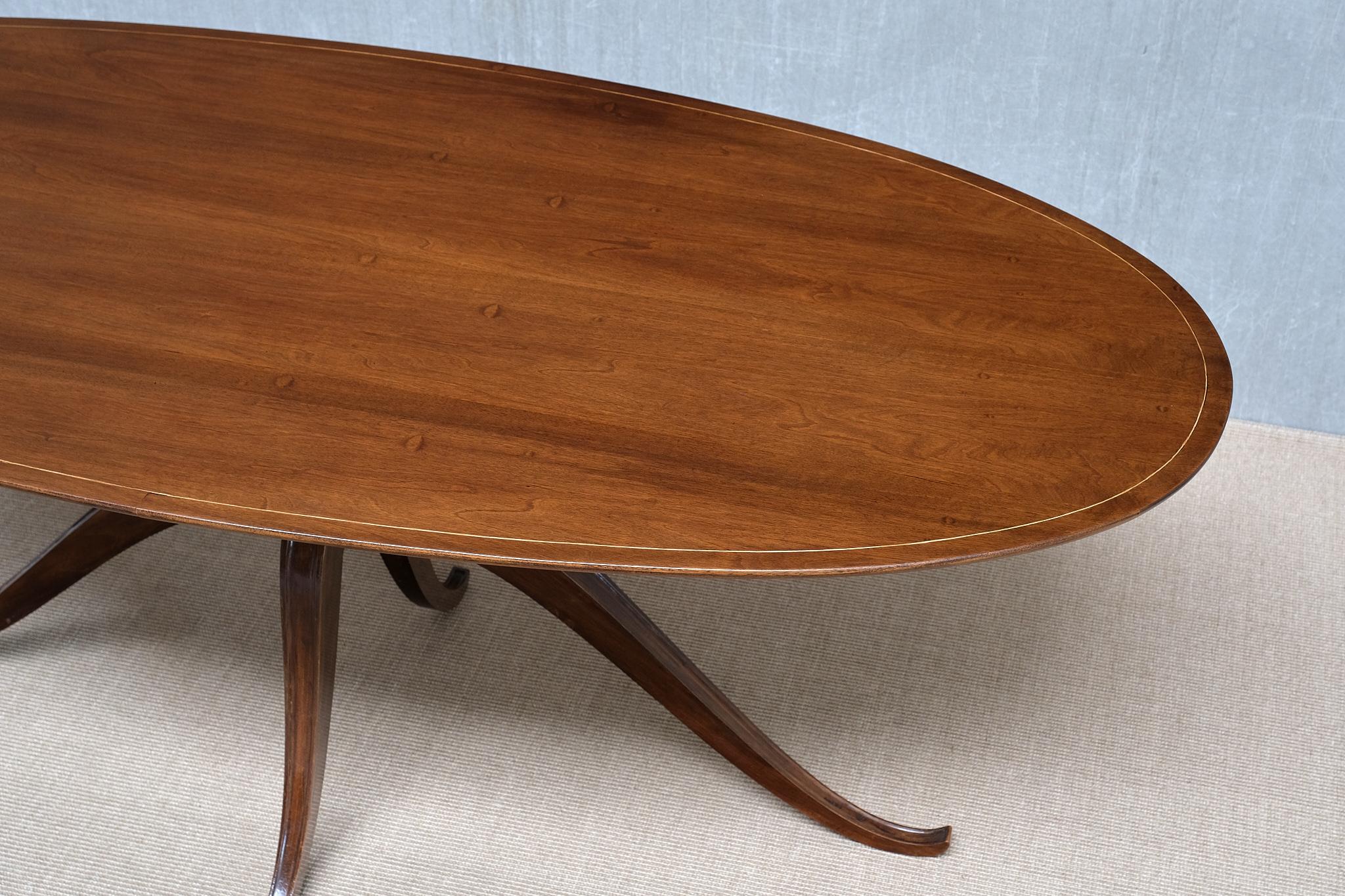 Exceptionnelle table de salle à manger ovale en noyer attribuée à Franco Buzzi, Italie, années 1940 en vente 4