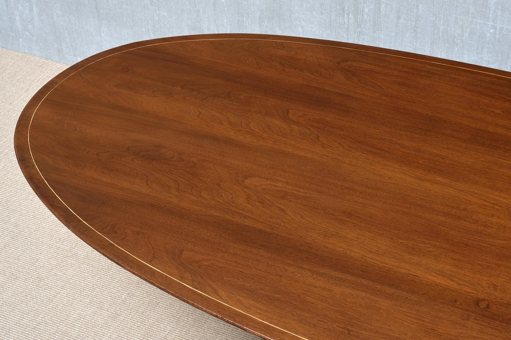 Exceptionnelle table de salle à manger ovale en noyer attribuée à Franco Buzzi, Italie, années 1940 en vente 5
