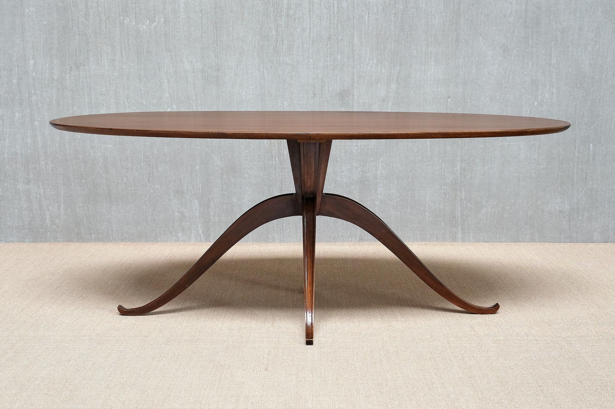 Cette rare table de salle à manger ovale a été fabriquée par un maître ébéniste en Italie dans les années 1940. Le modèle est attribué à Franco Buzzi, et plusieurs exemples très proches sont documentés. La pièce provient d'une résidence privée de