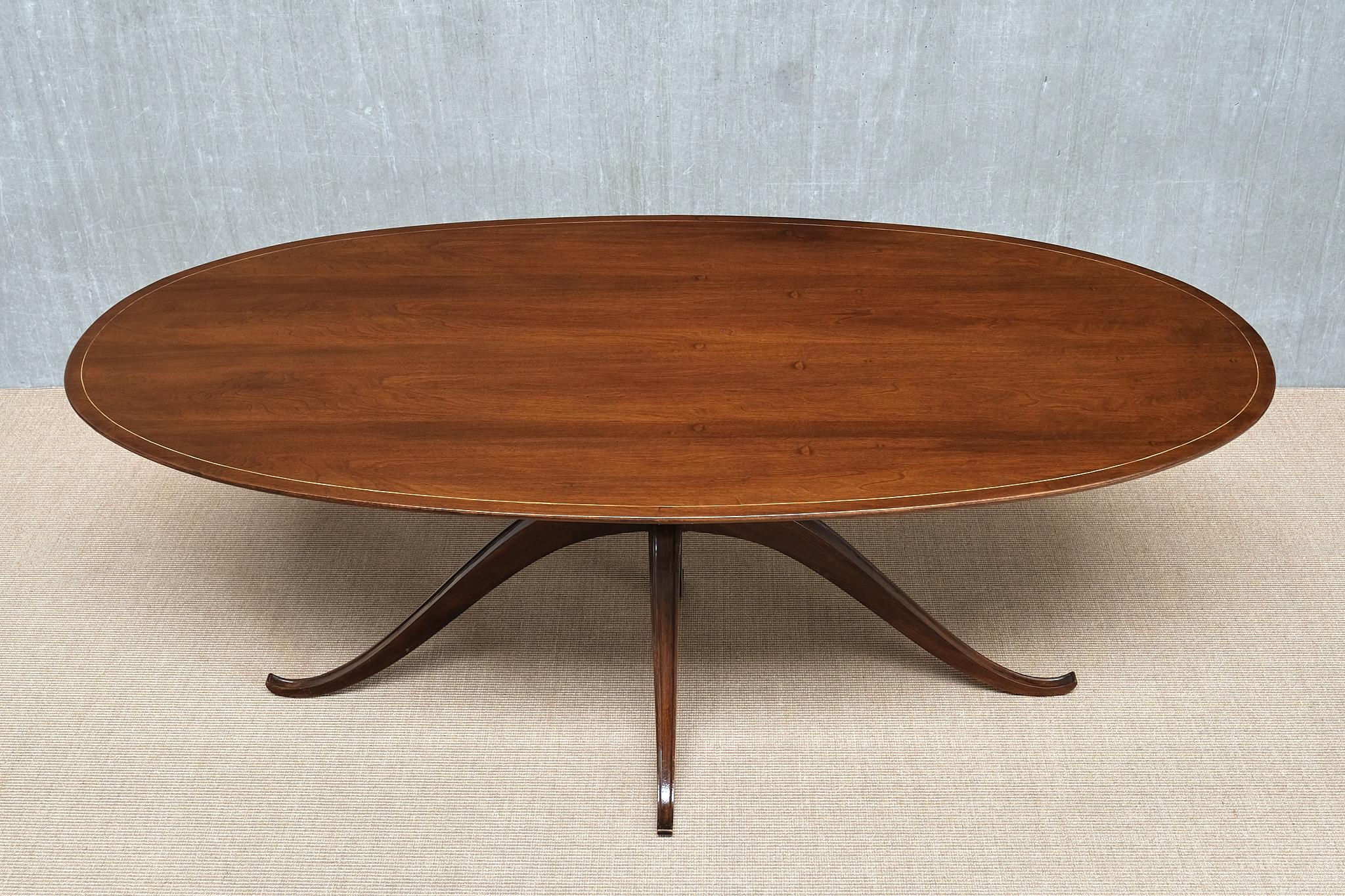 italien Exceptionnelle table de salle à manger ovale en noyer attribuée à Franco Buzzi, Italie, années 1940 en vente