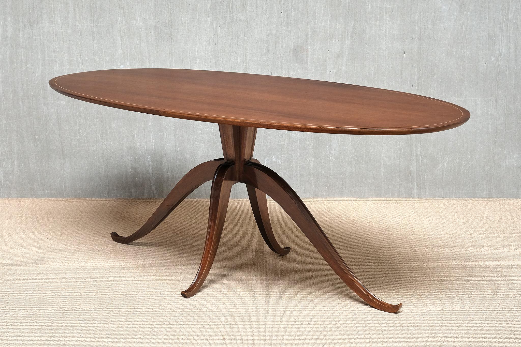 Exceptionnelle table de salle à manger ovale en noyer attribuée à Franco Buzzi, Italie, années 1940 Bon état - En vente à The Hague, NL