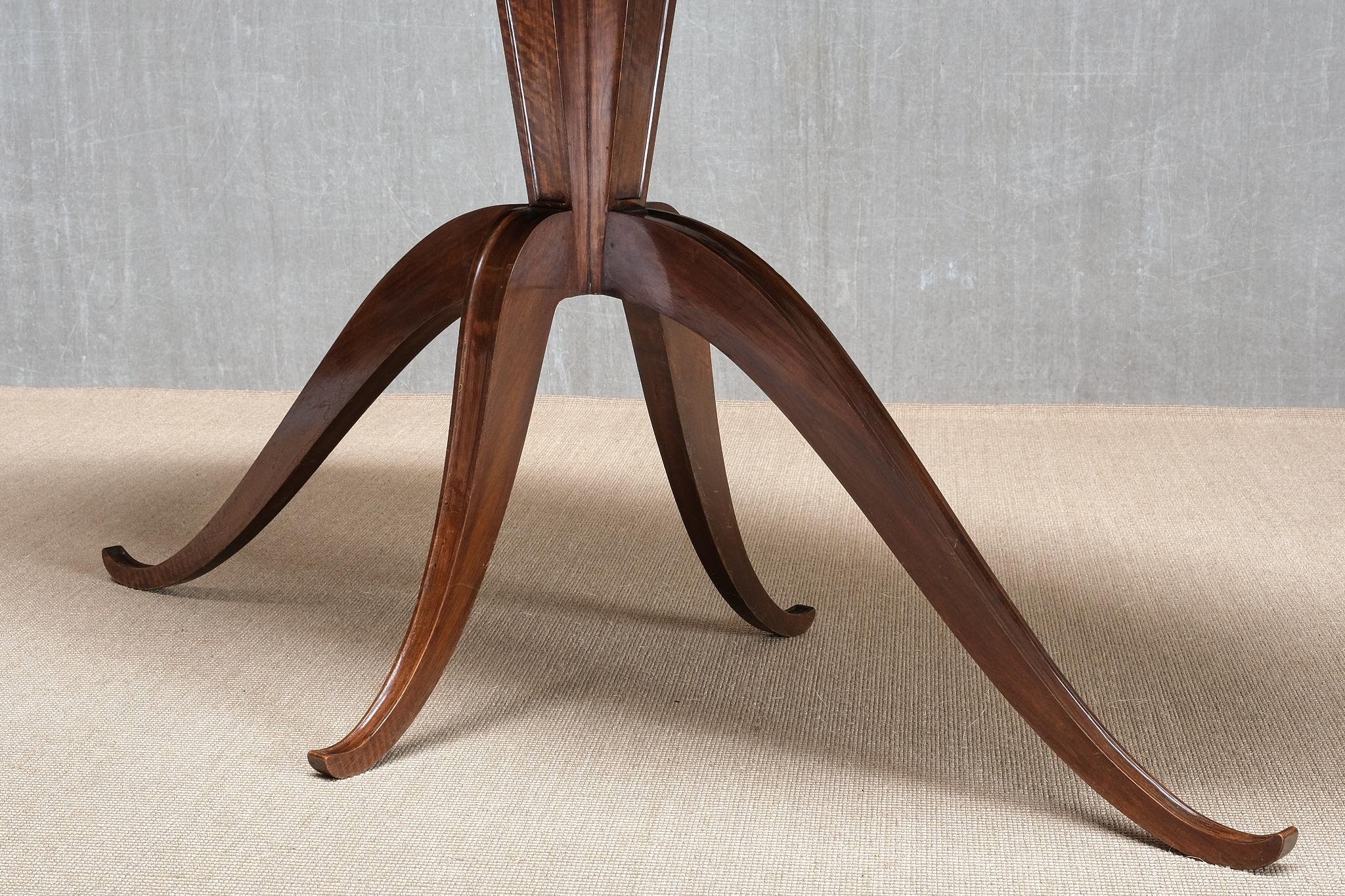 Milieu du XXe siècle Exceptionnelle table de salle à manger ovale en noyer attribuée à Franco Buzzi, Italie, années 1940 en vente
