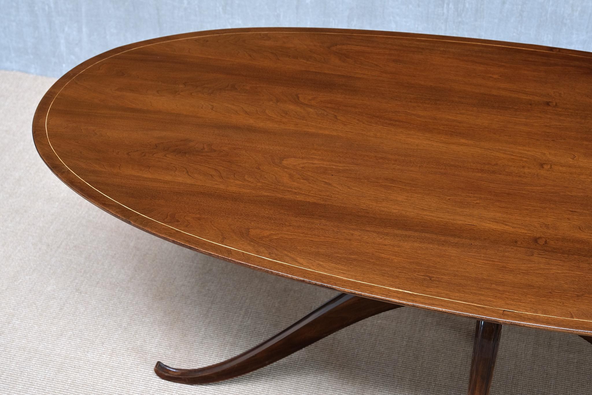 Noyer Exceptionnelle table de salle à manger ovale en noyer attribuée à Franco Buzzi, Italie, années 1940 en vente