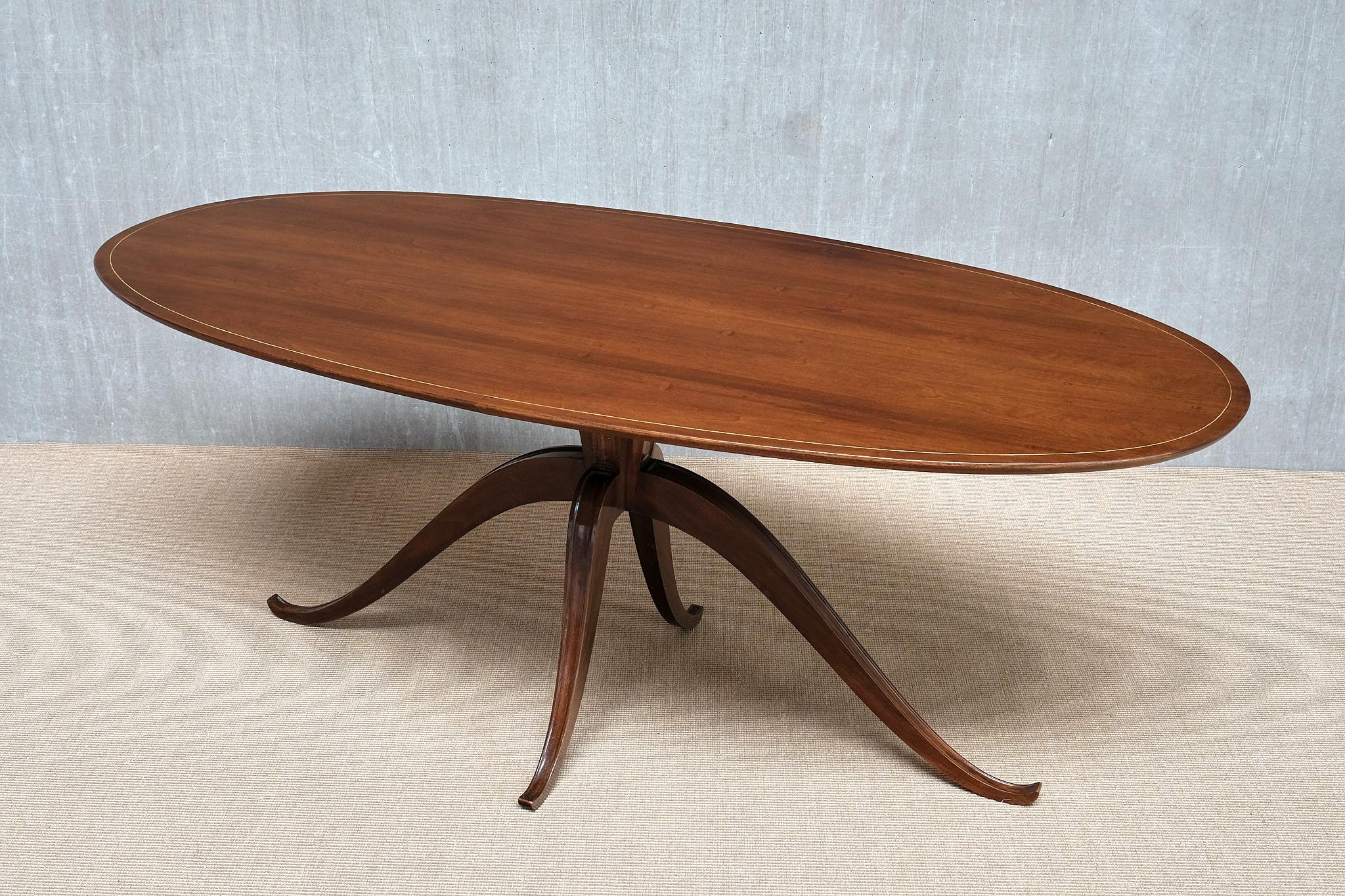 Exceptionnelle table de salle à manger ovale en noyer attribuée à Franco Buzzi, Italie, années 1940 en vente 1