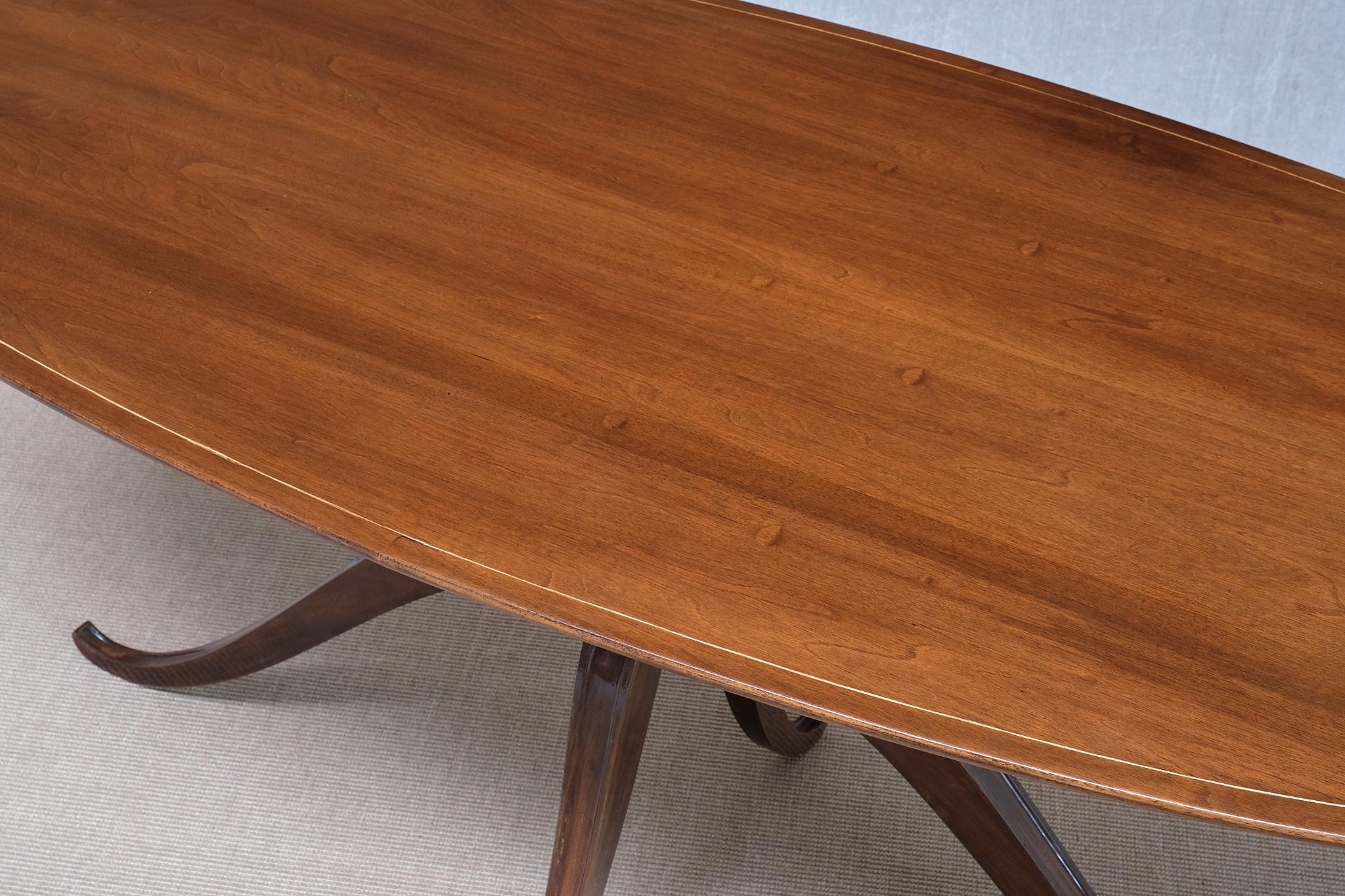 Exceptionnelle table de salle à manger ovale en noyer attribuée à Franco Buzzi, Italie, années 1940 en vente 2