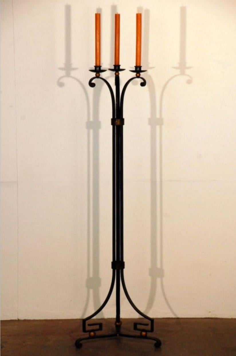 Exceptionnel candélabre en fer forgé français des années 1940 dans le style de Gilbert Poillerat. Peut être utilisé tel quel ou transformé en lampadaire chic.
