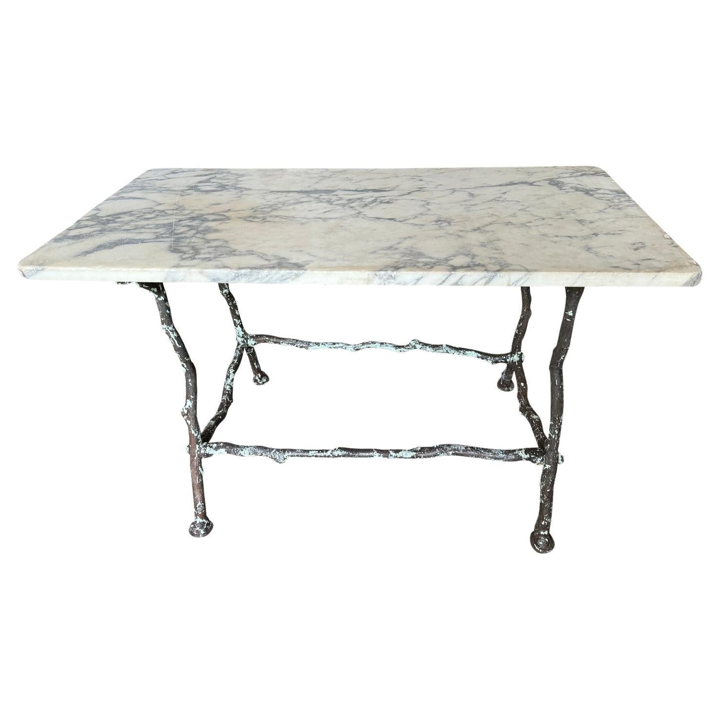 Exceptionnelle console de jardin française du XIXe siècle.  Merveilleusement construit avec son plateau en marbre d'origine et sa base en fer à motif Branchage - Faux Bois.  Patine exceptionnelle.  Parfait pour tout jardin ou intérieur.  Très chic.